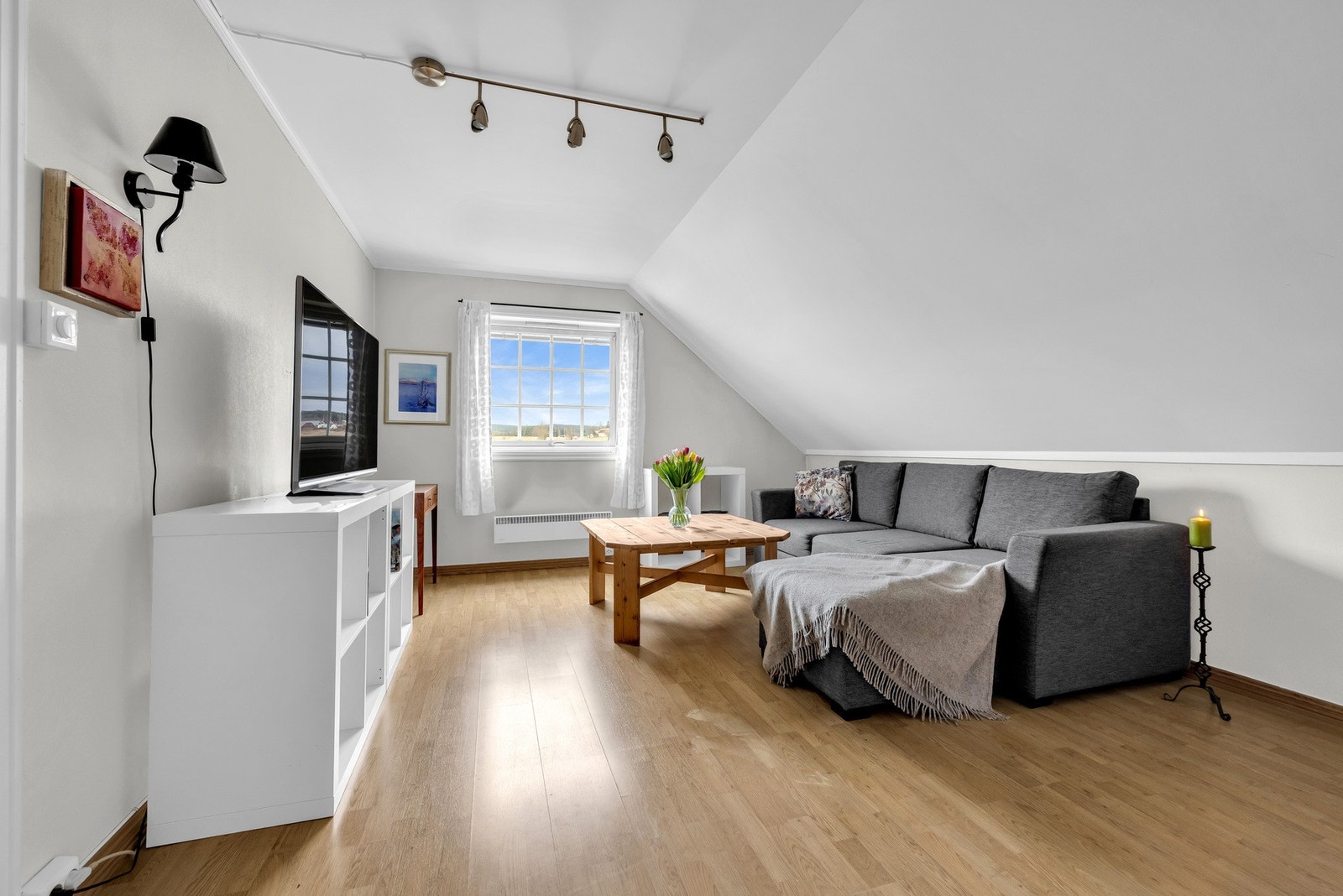 2.etasje er bestående av gang, bad, bod, loftstue, omkledningsrom og 3 soverom. Galleribilde
