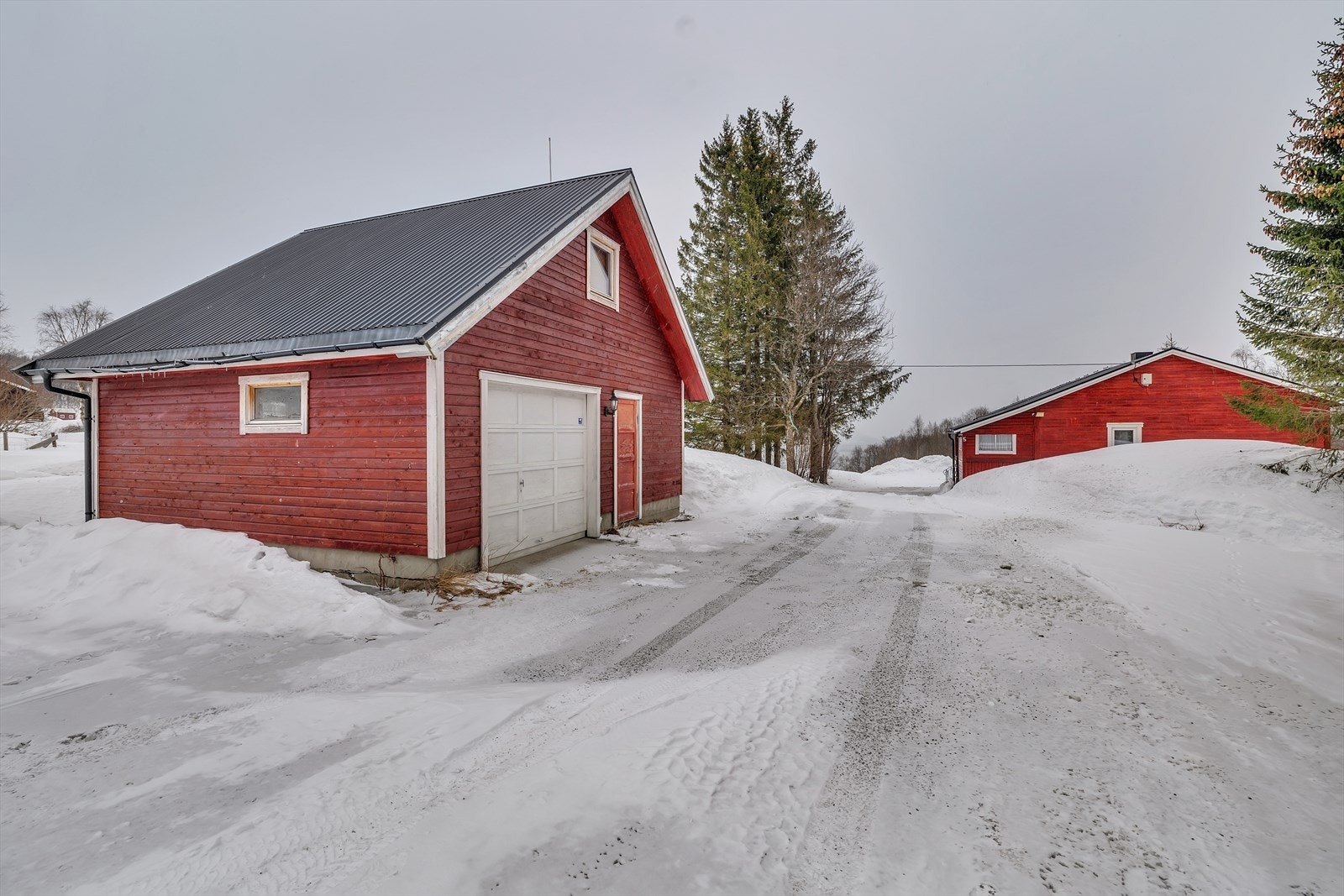 Garasje på tomt med innredet loft Galleribilde