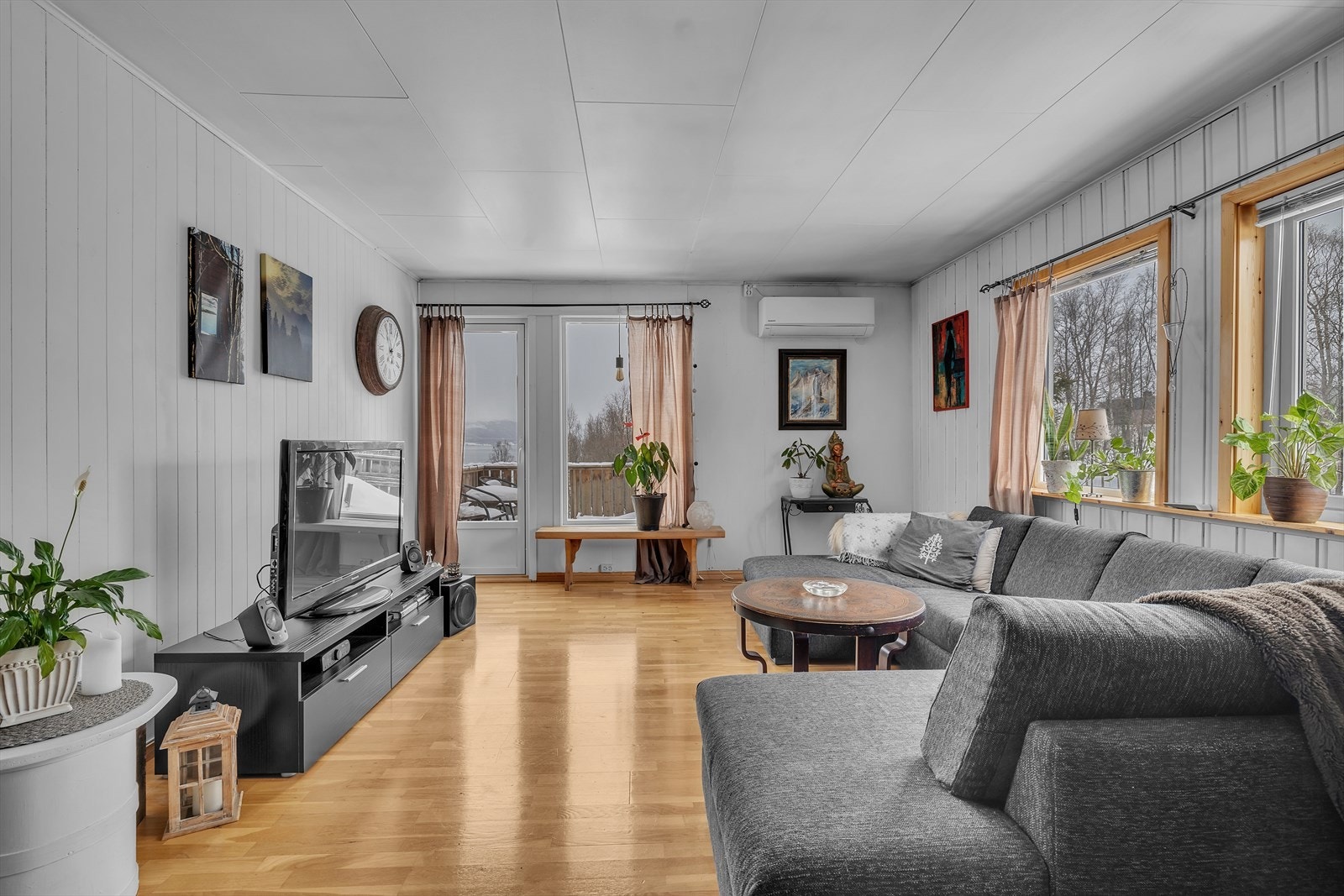 Store vinduer som gir fint lysinnslipp Galleribilde