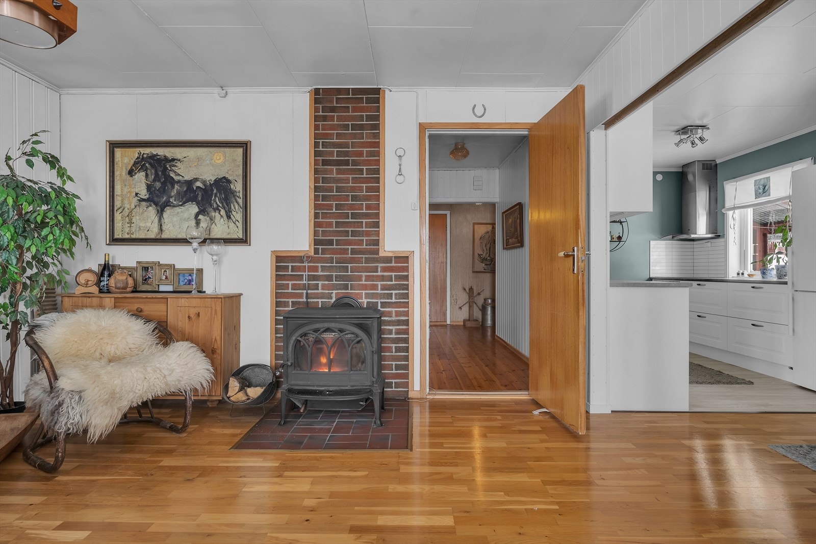Stue med vedfyrt peis Galleribilde