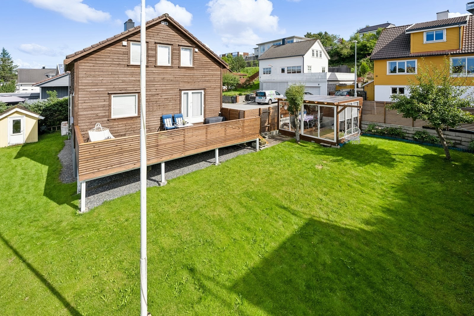 Stor og solrik tomt med flott hage og god boltreplass for hele familien. Pent opparbeidet uteområde med terrasse og utestue - perfekt for varme sommerdager.
Skjermet og rolig beliggenhet i et barnevennlig nabolag. Galleribilde