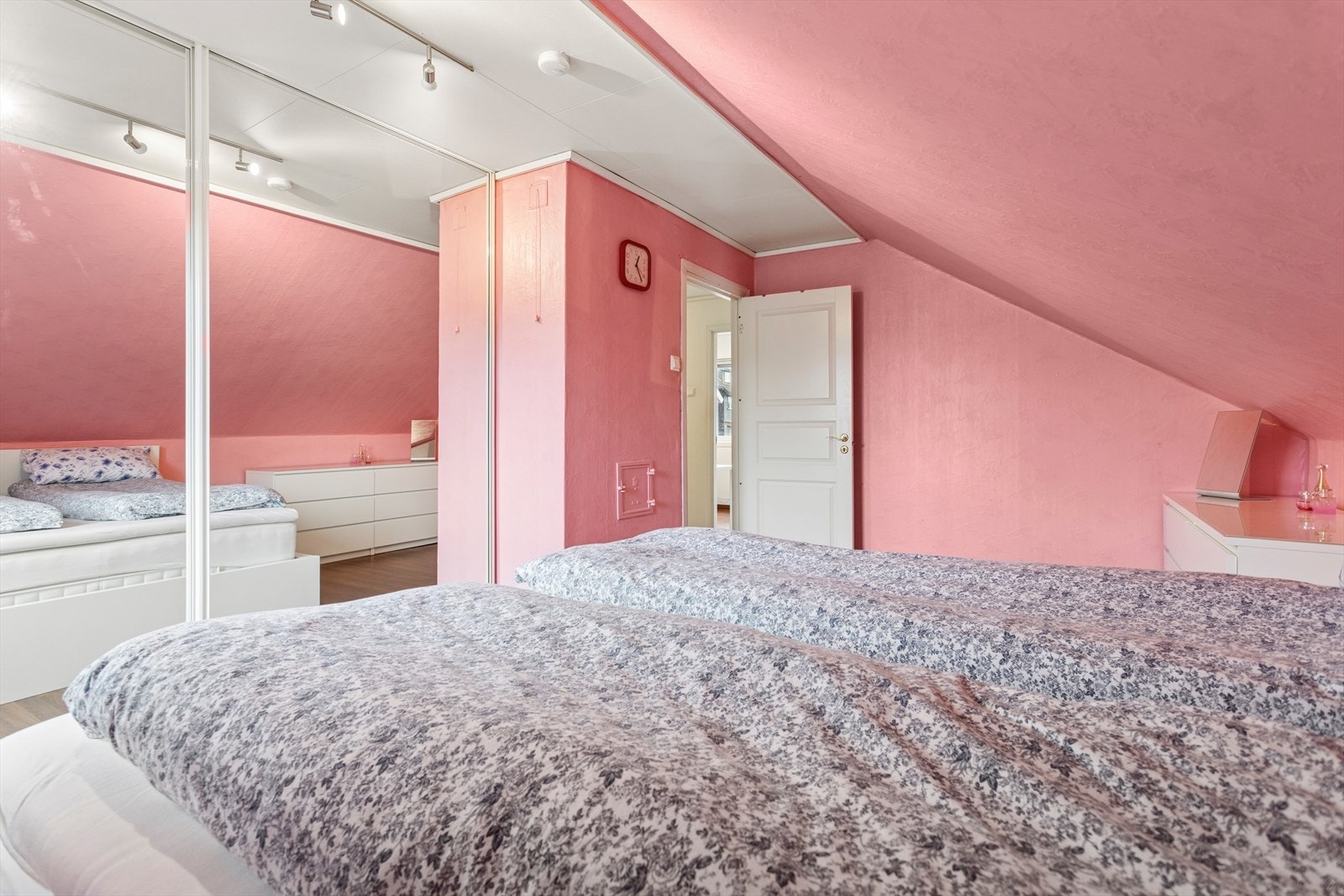 God plass til dobbeltseng, oppbevaringsmøbler og garderobe. Galleribilde