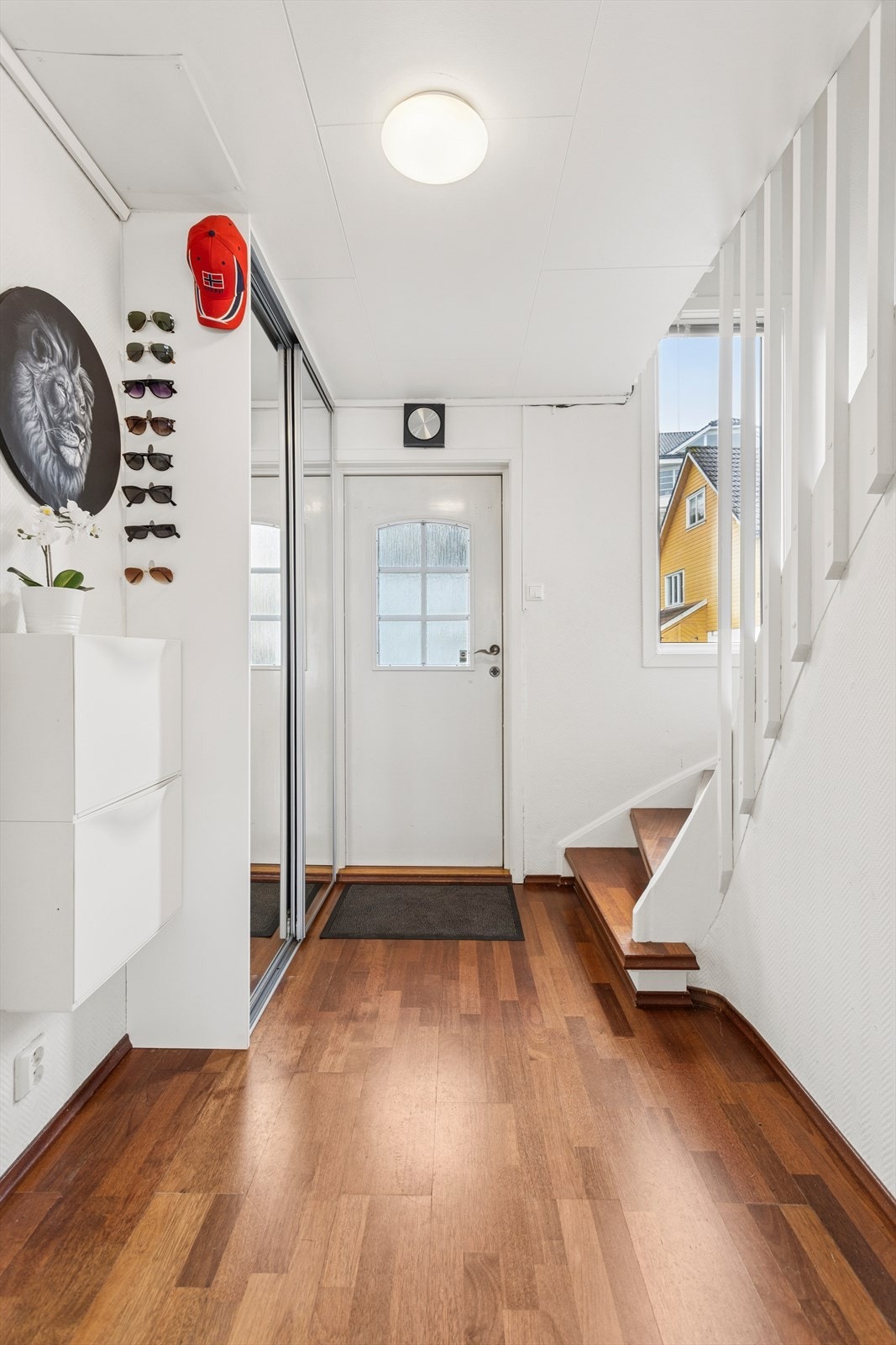 Lys og innbydende entré med praktisk skyvedørsgarderobe og god oppbevaringsplass. Galleribilde