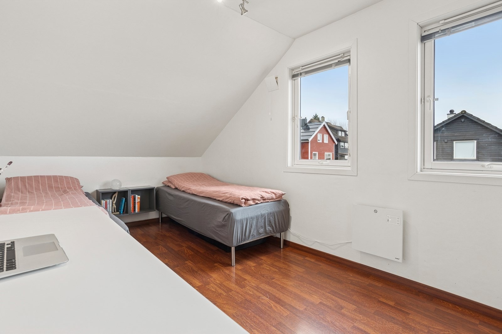 Hyggelig soverom med praktisk planløsning og god plass til seng, skrivebord og oppbevaring.Store vinduer gir flott utsikt og masse dagslys. Galleribilde