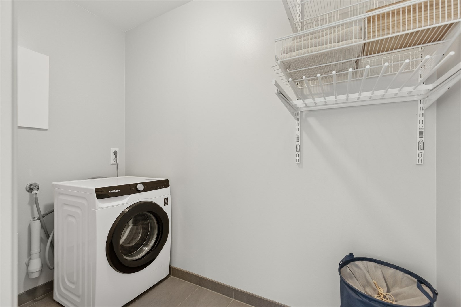 Praktisk vaskerom av god plass. Vaskerom (hoveddel) er beskrevet som bod (tilleggsdel) i godkjente tegninger og er ikke bruksendret. Bruksendring fra tilleggsdel til hoveddel og omvendt er søknadspliktig. Galleribilde