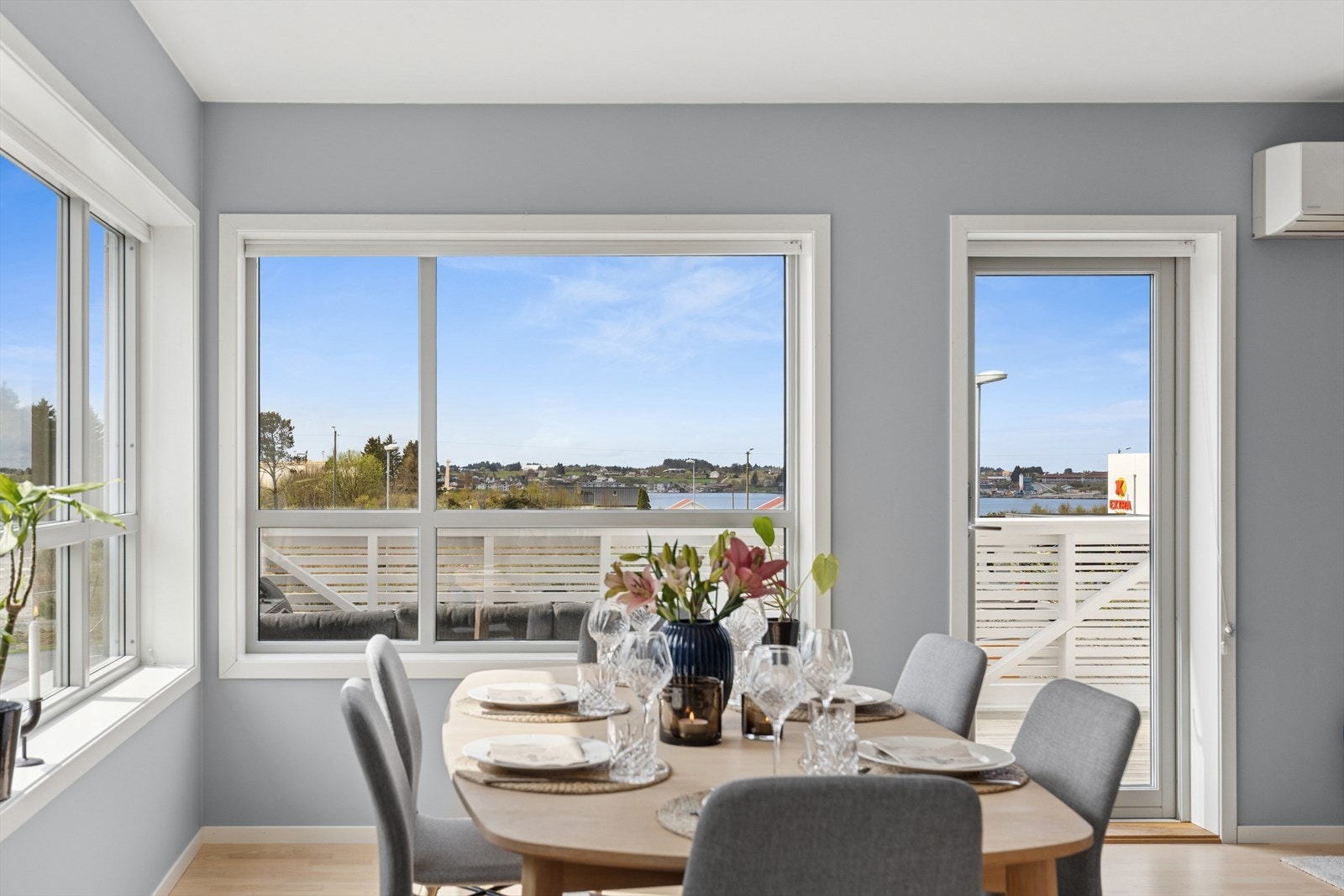 Nyt frokosten eller middagen med utsikt mot Karmsundet! Galleribilde