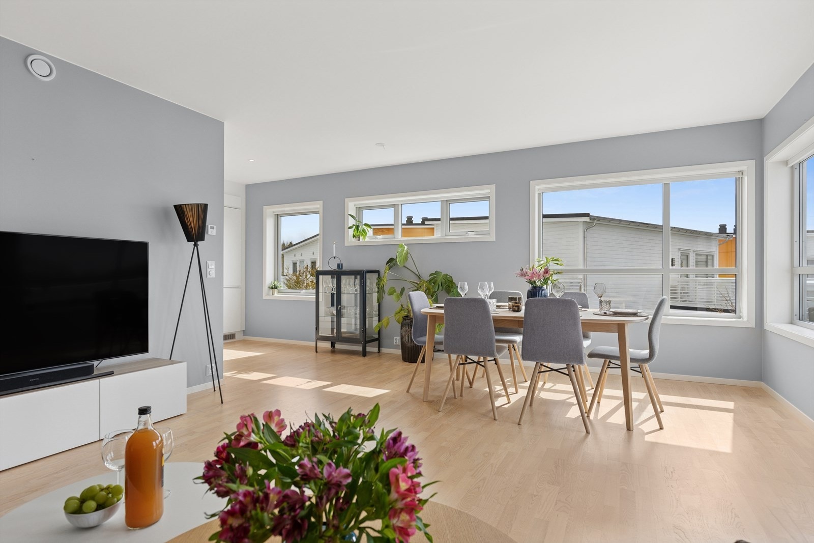 Stuen nyter godt av lysinnslipp fra flere gode vindusflater som hjelper til med å skape et åpent og luftig rom. Galleribilde