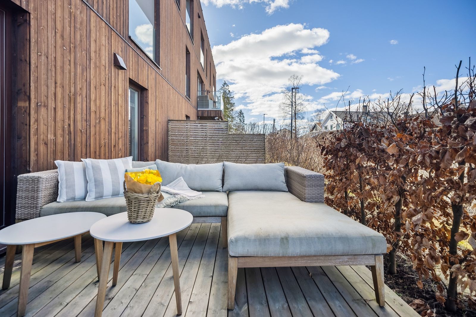 romslig terrasse på bakkeplan Galleribilde