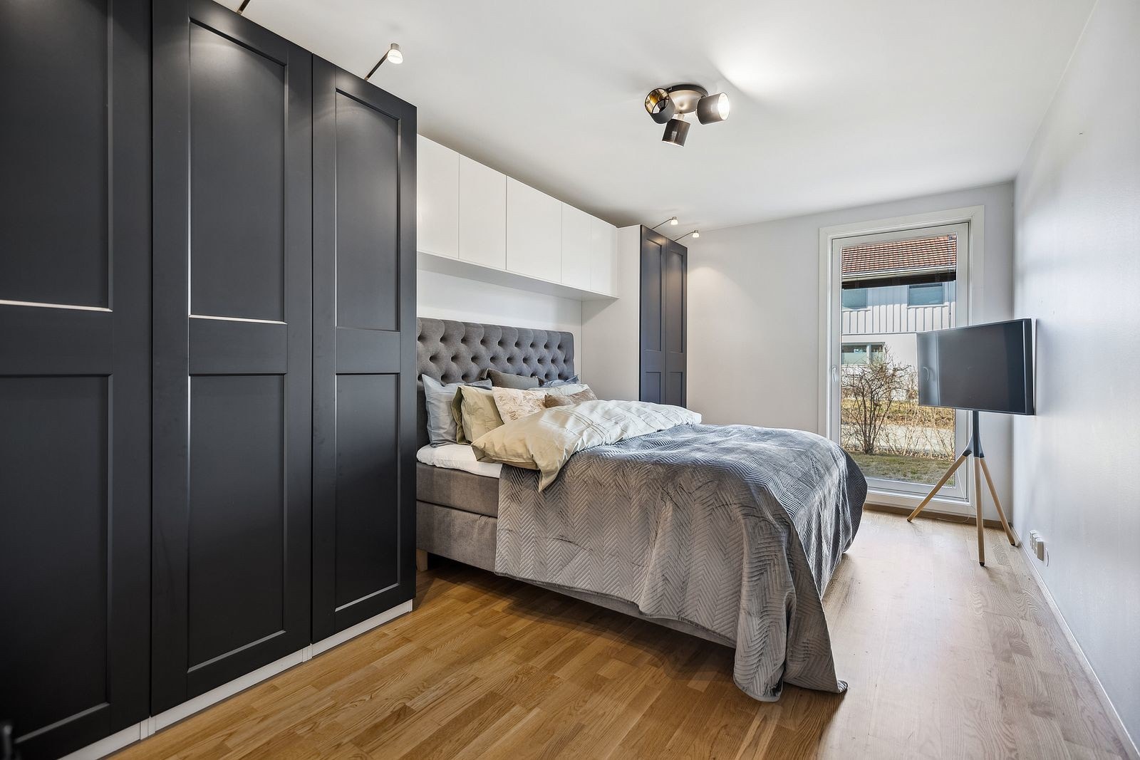 soverom med god garderobeplass Galleribilde