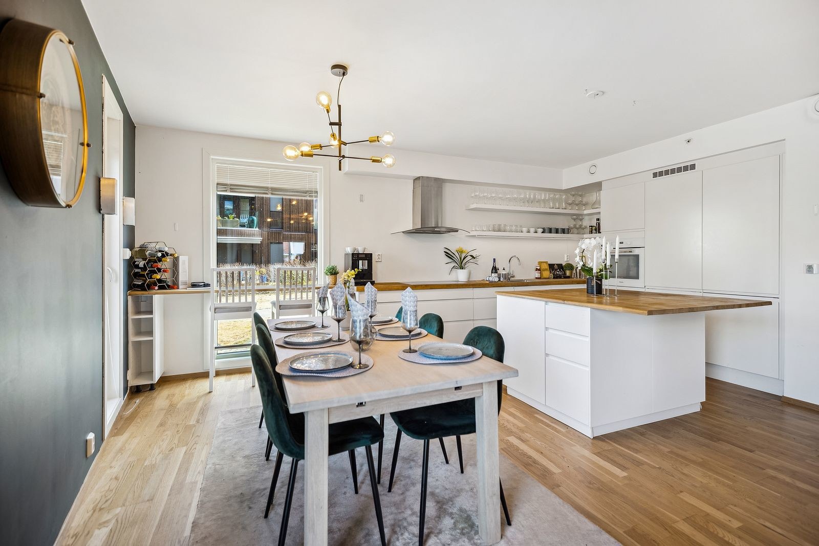 Åpent kjøkken med spiseplass Galleribilde