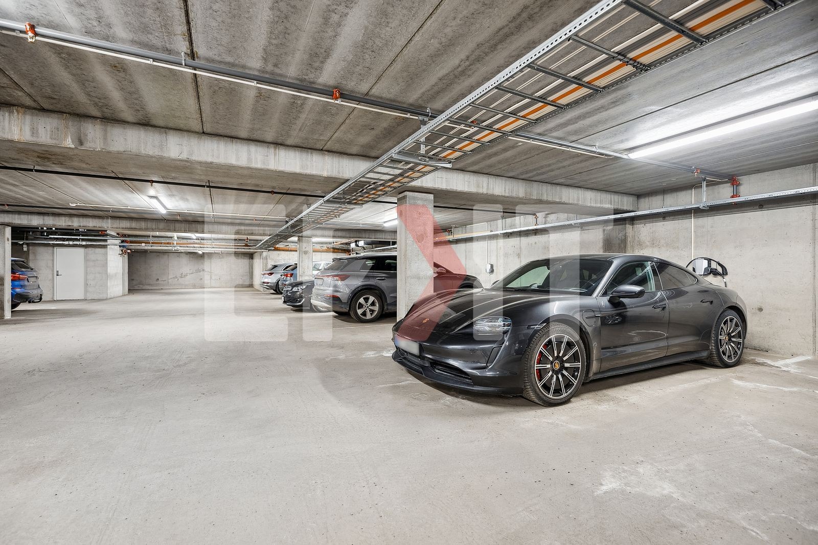 garasjeanlegg med biloppstillingsplass Galleribilde