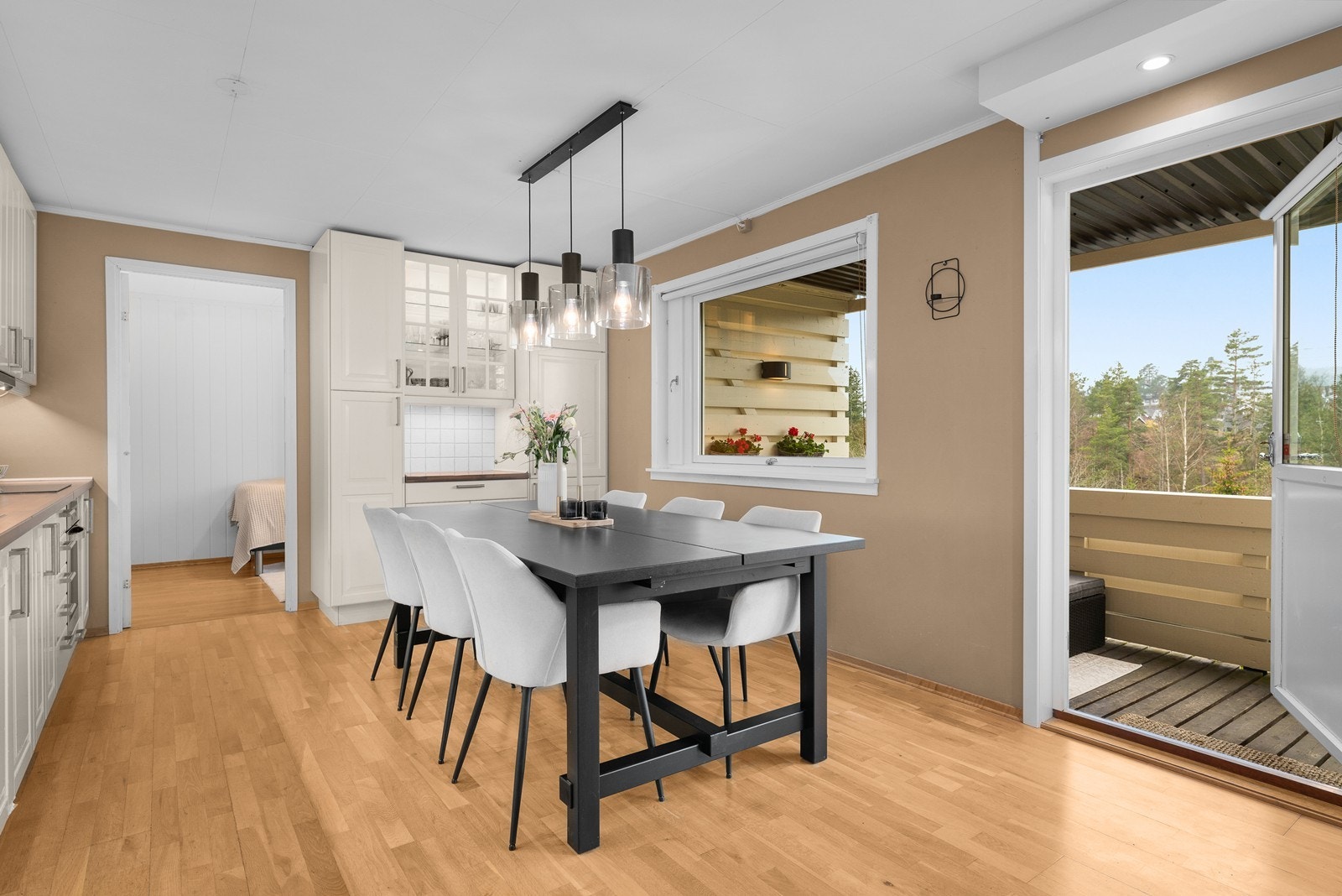 Videre er det utgang til en herlig vestvendt balkong på 6 m². Galleribilde
