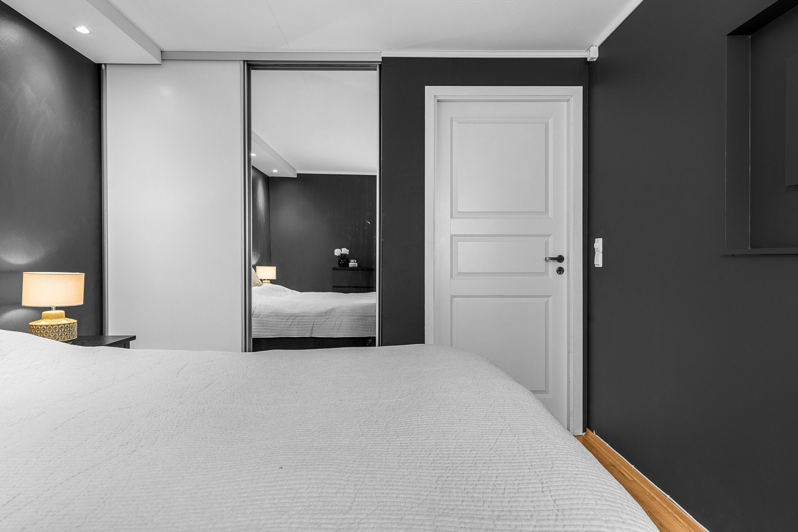 Videre er det plass til klesoppbevaring i skyvedørsgarderobe. Galleribilde
