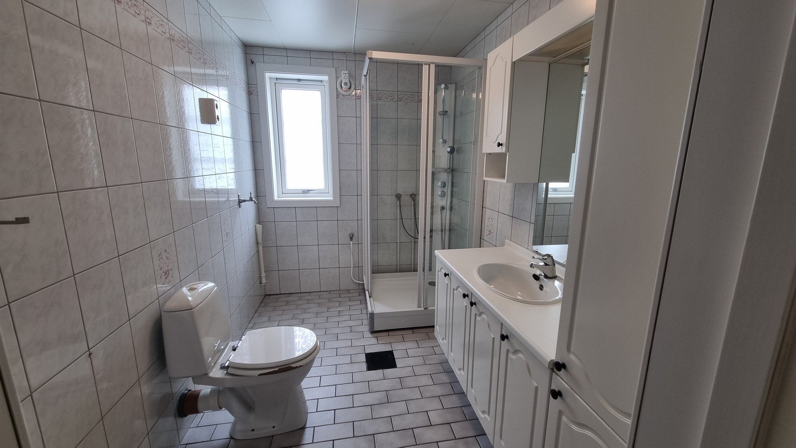 Her er det dusjkabinett, toalett, opplegg til vaskemaskin og mekanisk avtrekk. Galleribilde