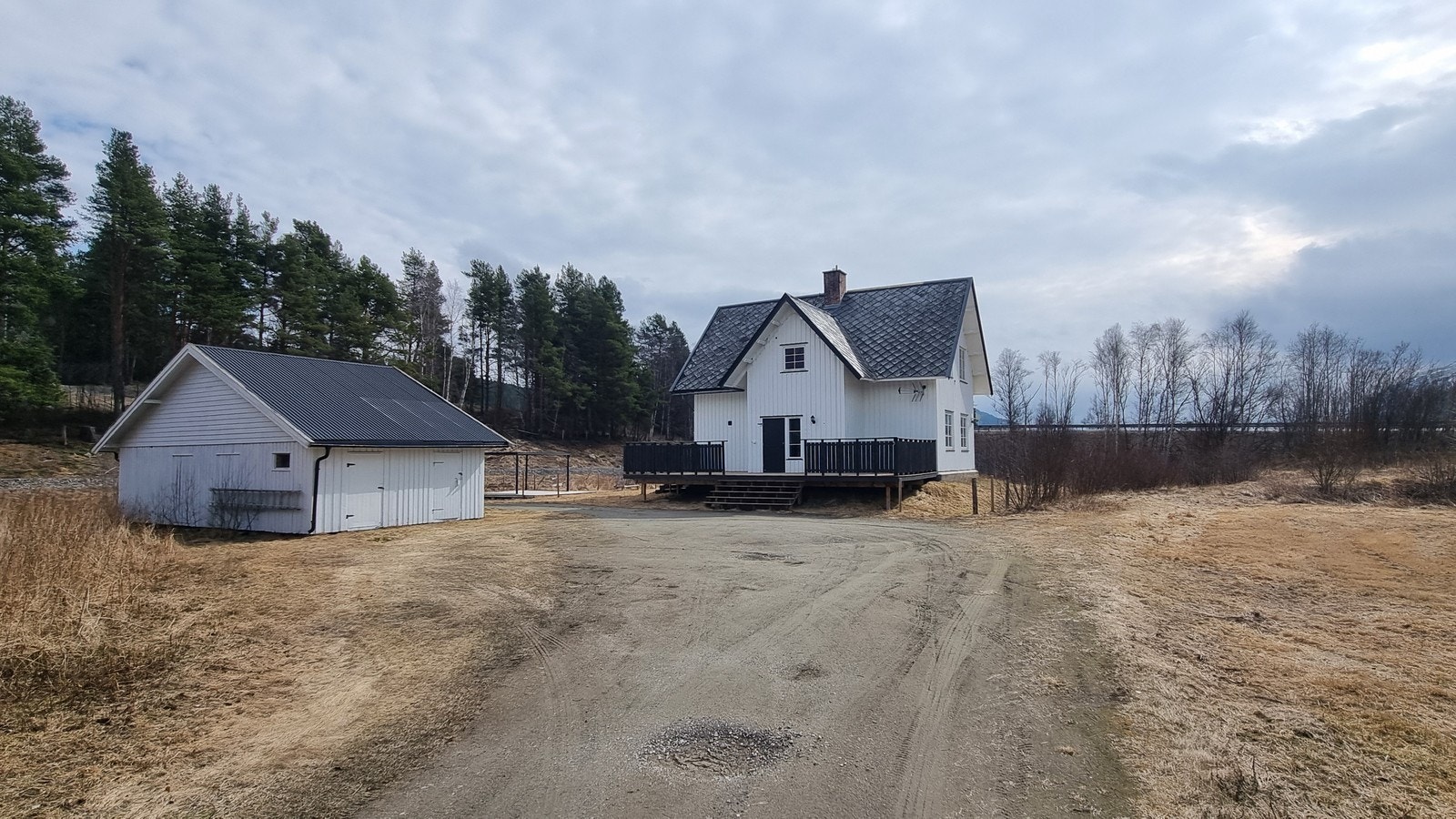 Stor gårdsplass og hage som strekker seg rundt 3 sider av huset. Galleribilde