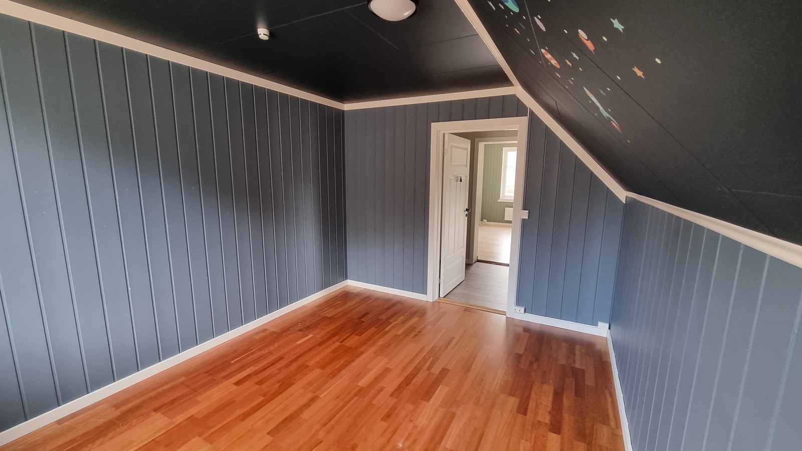 Soverom 2 er litt mindre enn det i 1. etasjen, men passer fint som barnerom. Galleribilde