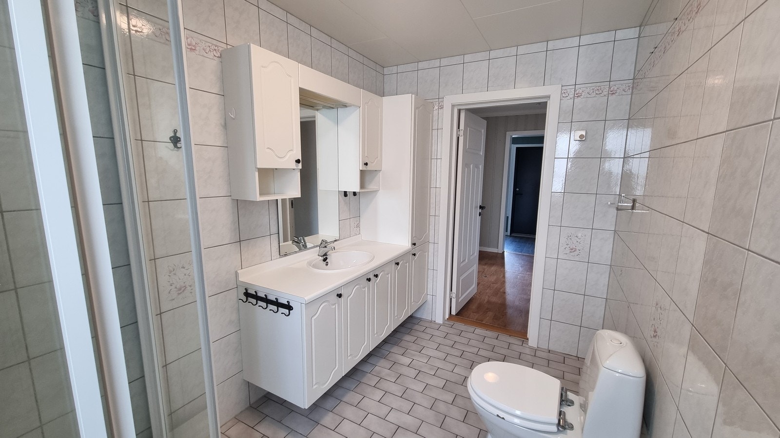 Komplett flislagt bad med innholdsrik innredning. Galleribilde