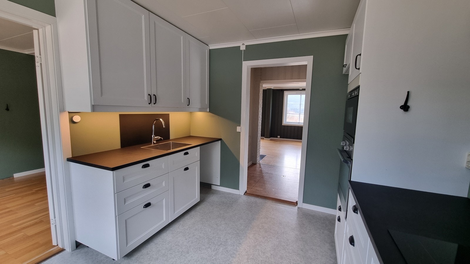 Plass til oppvaskmaskin og frittstående kjøleskap. Galleribilde