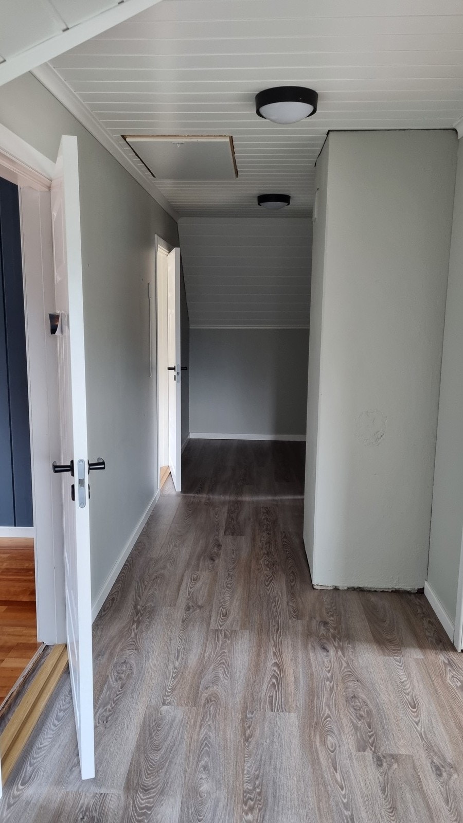 Oppe i 2. etasjen er det en loftgang med adkomst til stue, 3 soverom og kaldloft. Galleribilde