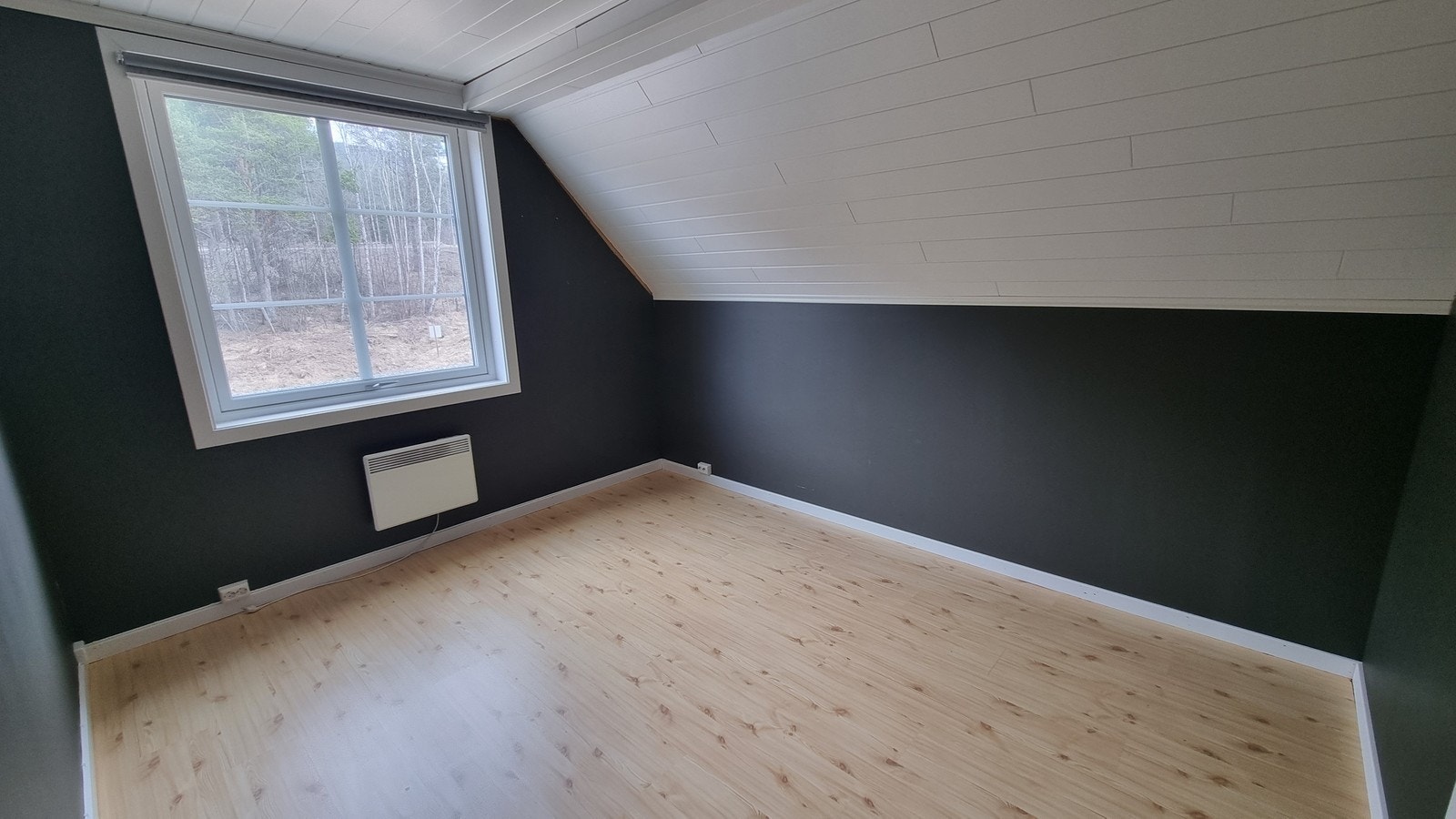 Tredje soverommet har plass til en god seng, garderobe eller kommoder og skrivebord. Galleribilde