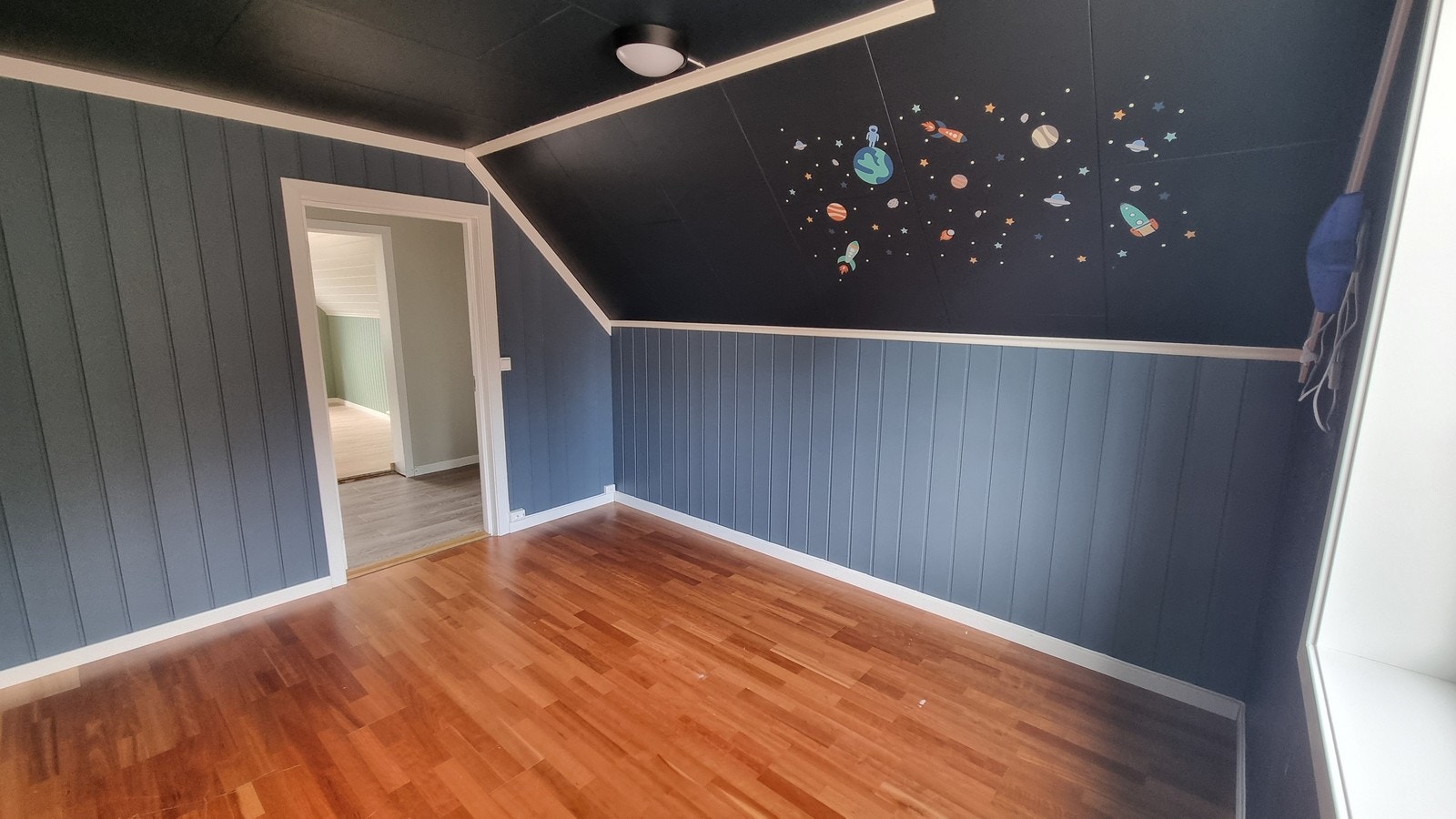 Her kan man fint få plass til en seng, skrivebord og klesskap. Galleribilde