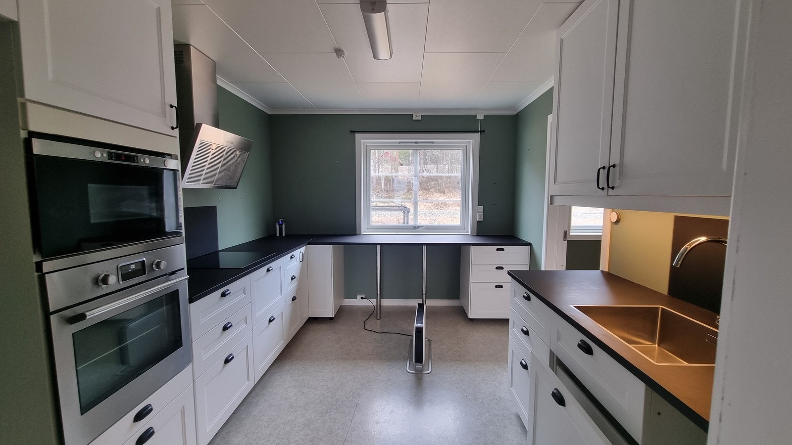 Kjøkkenet er av nyere og moderne standard med integrerte hvitevarer. Galleribilde