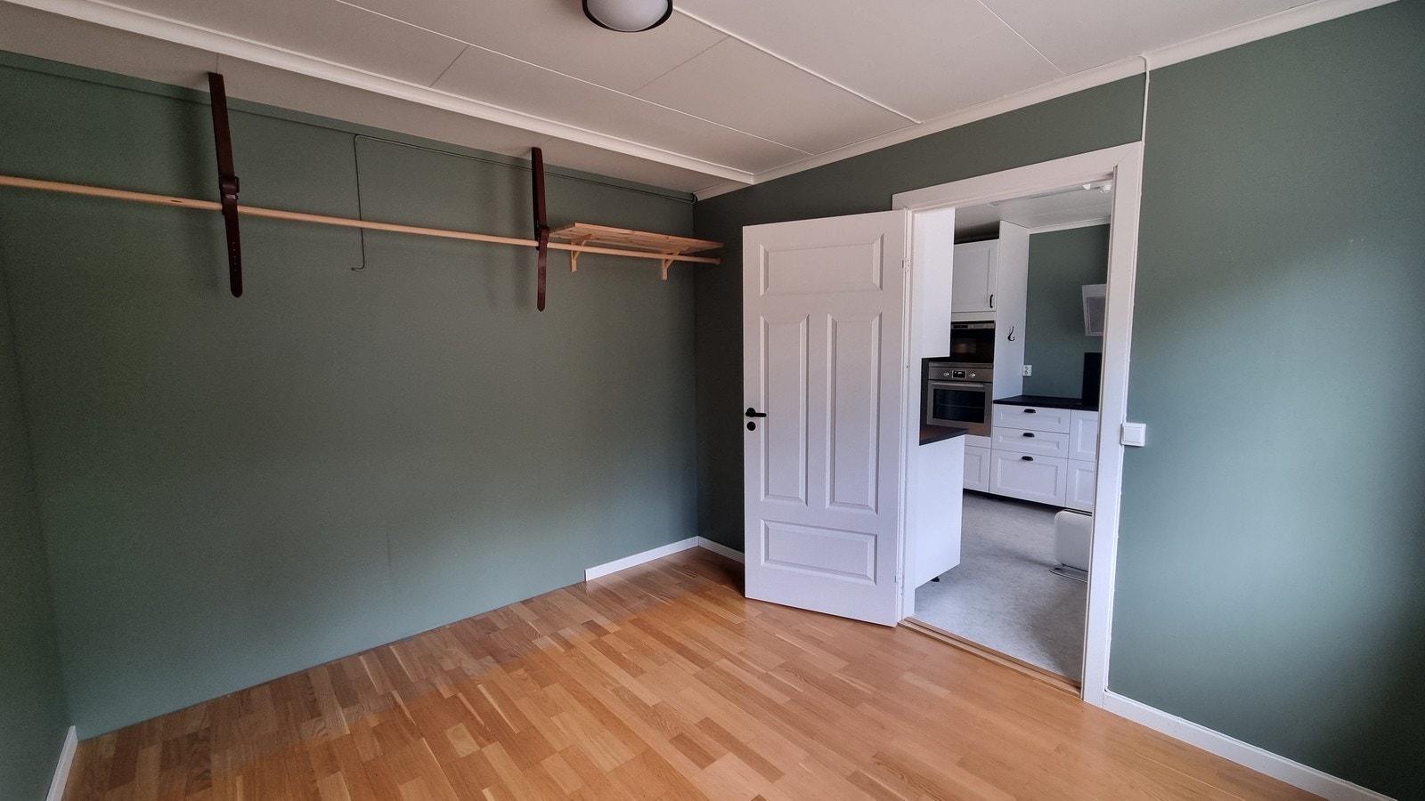 Langs veggen kan man sette en kommode eller klesskap om ønskelig. Galleribilde