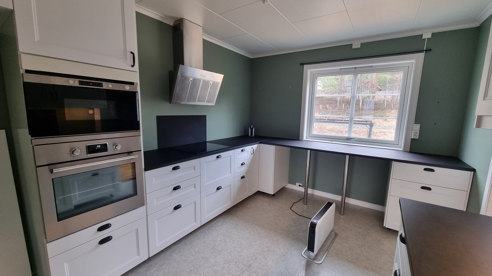 Her er det også integrert mikrobølgeovn. Kjøleskap er ikke inkludert. Galleribilde