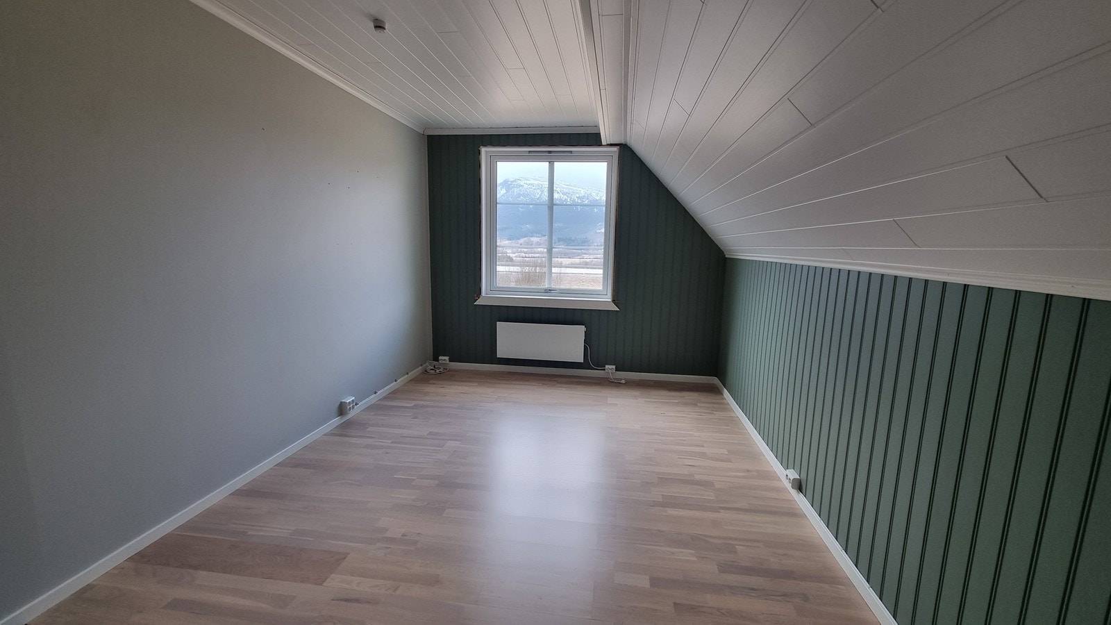 Praktisk loftstue som kan brukes av barna eller som hobbyrom. Galleribilde