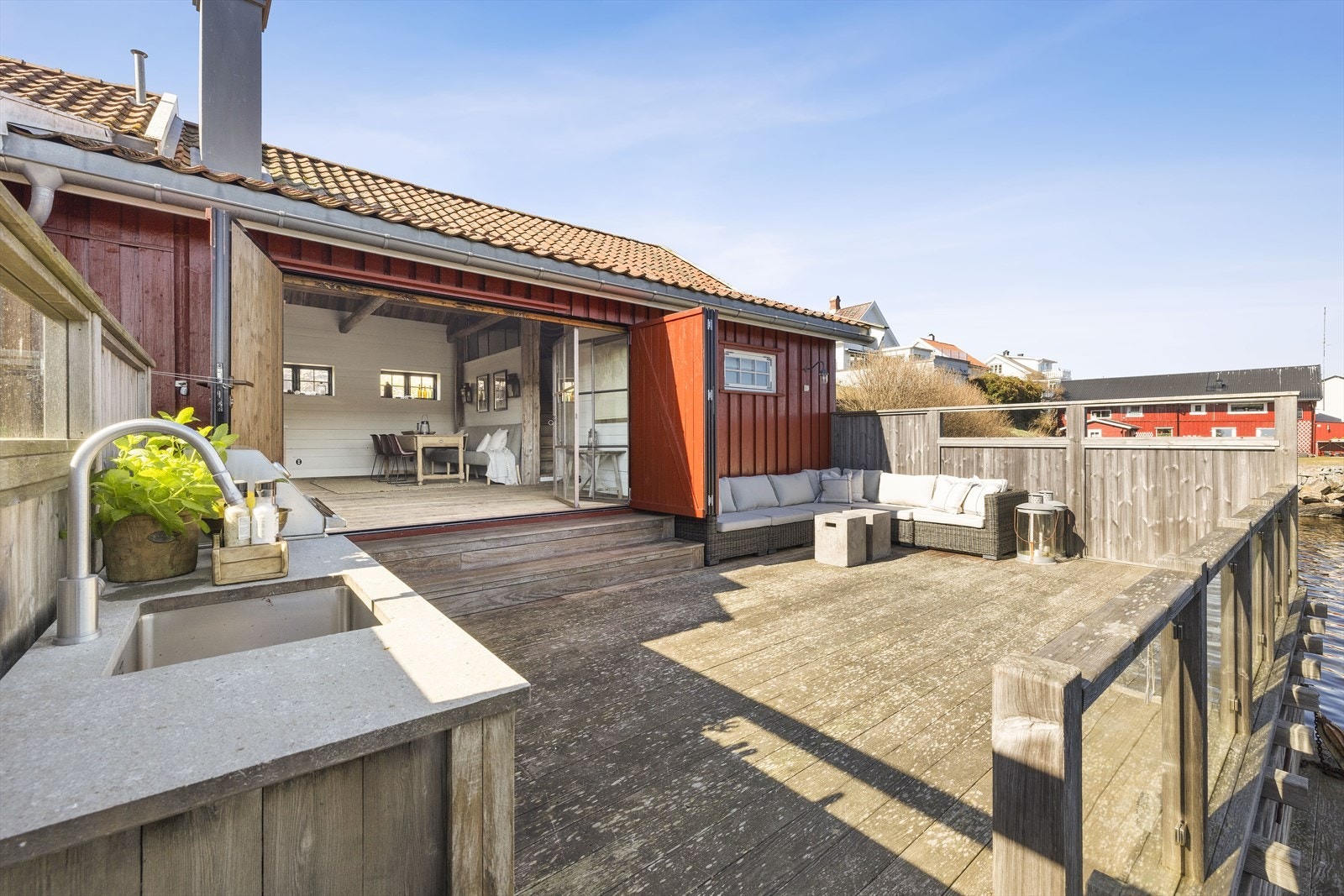 Brygge med god plass til sofagruppe og solsenger Galleribilde