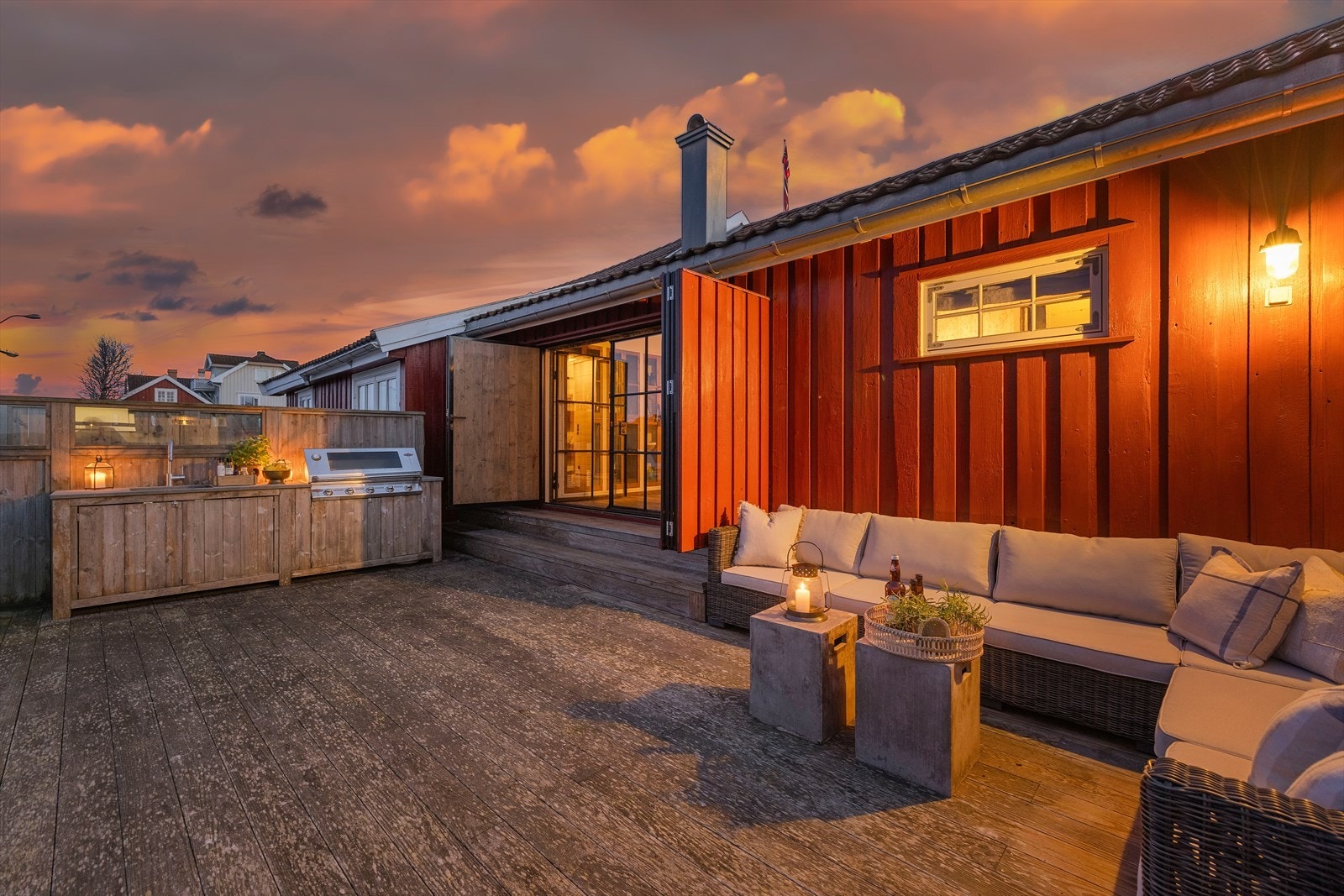 Med et romslig uteområde er det også plass til å kose seg med grilling eller bare slappe av med en god bok mens bølgene slår mot land Galleribilde