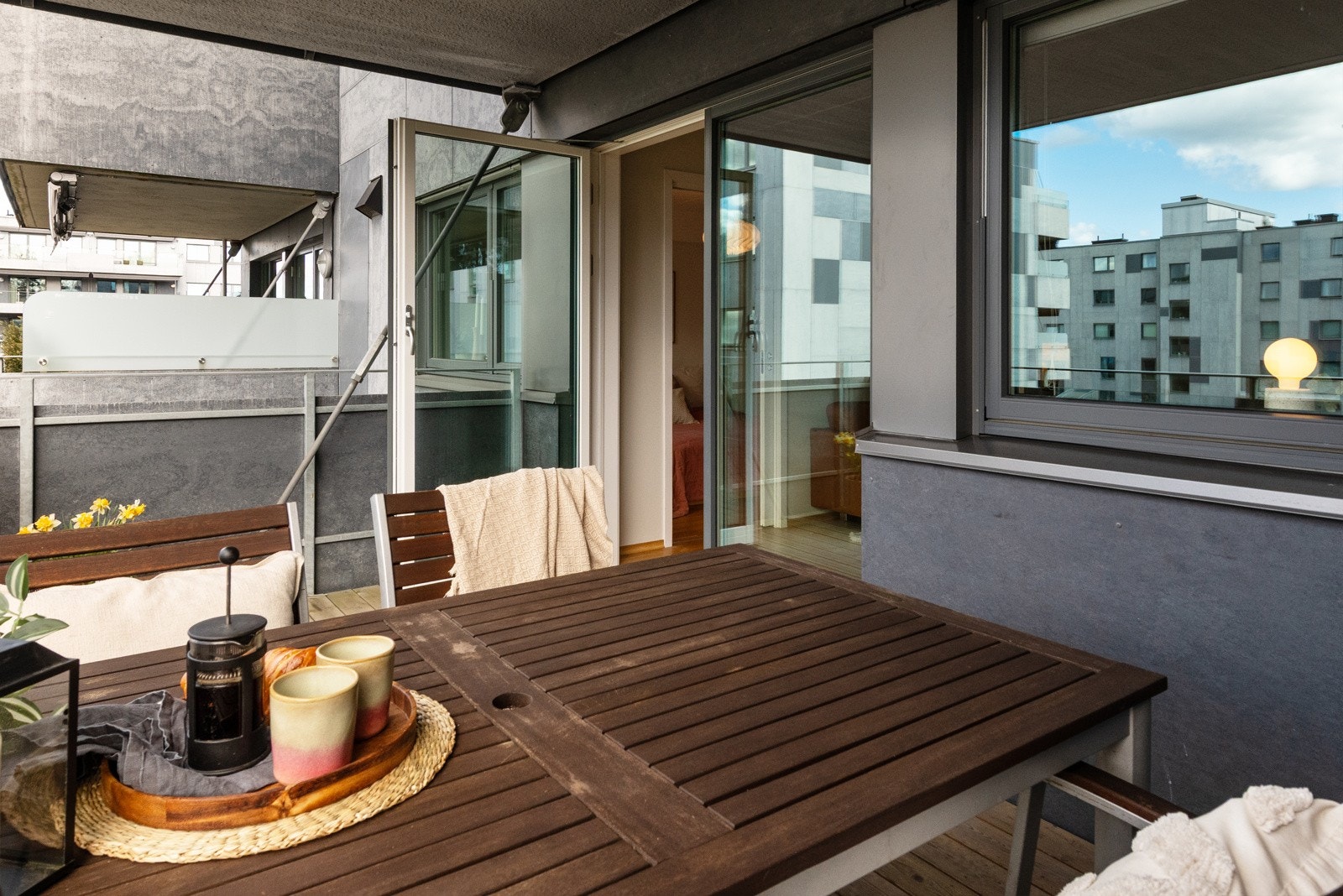 Overbygget gjør at balkongen fungerer også i litt regnvær Galleribilde