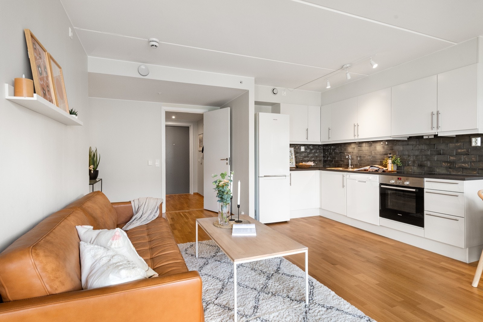 Kjøkken er i åpen løsning med stuen Galleribilde