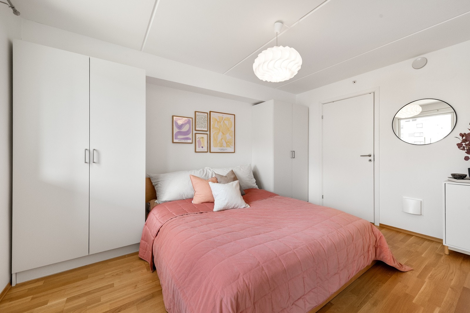 Godt med skapplass og god plass til stor dobbeltseng Galleribilde