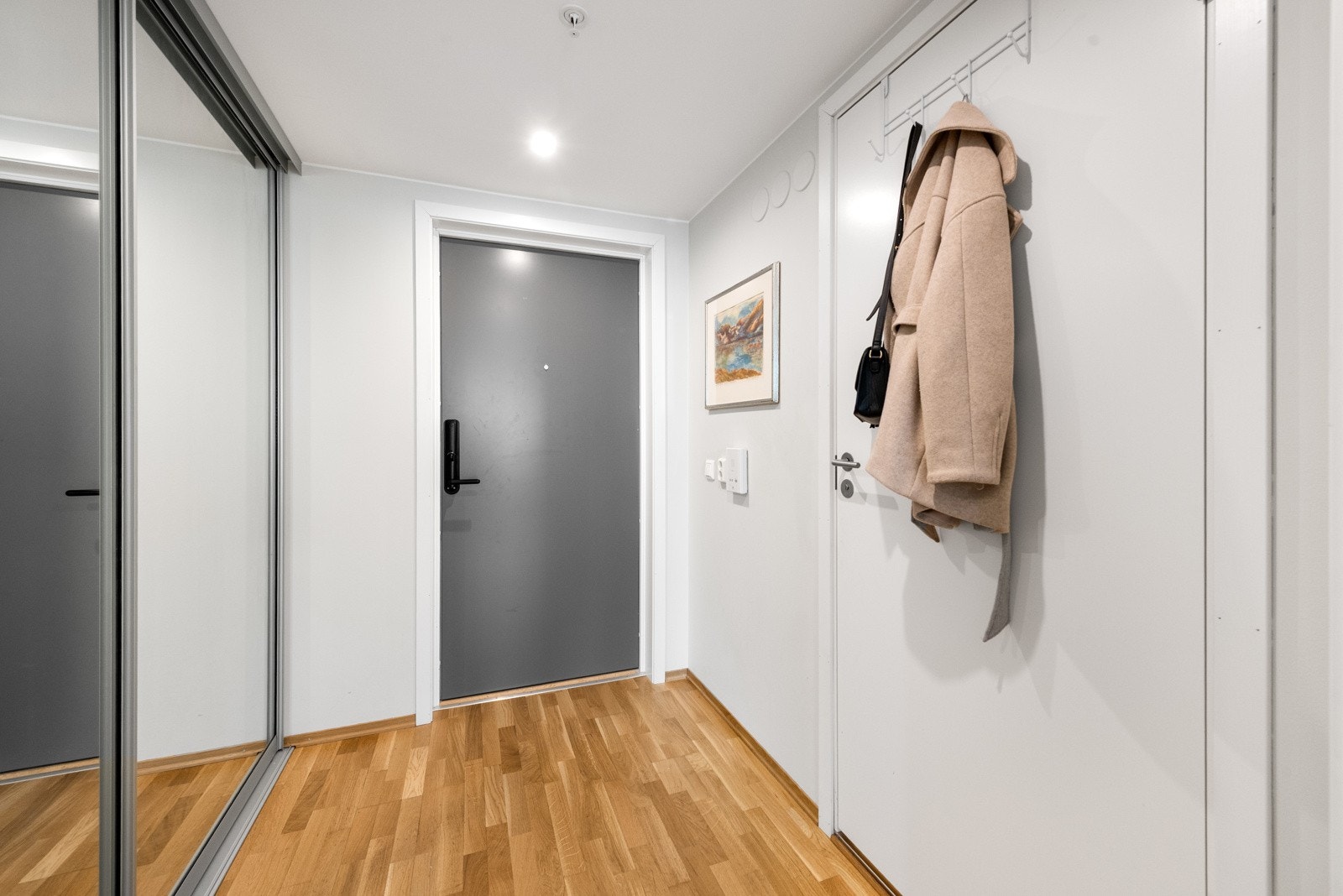 Entré med skyvedørsgarderobe Galleribilde