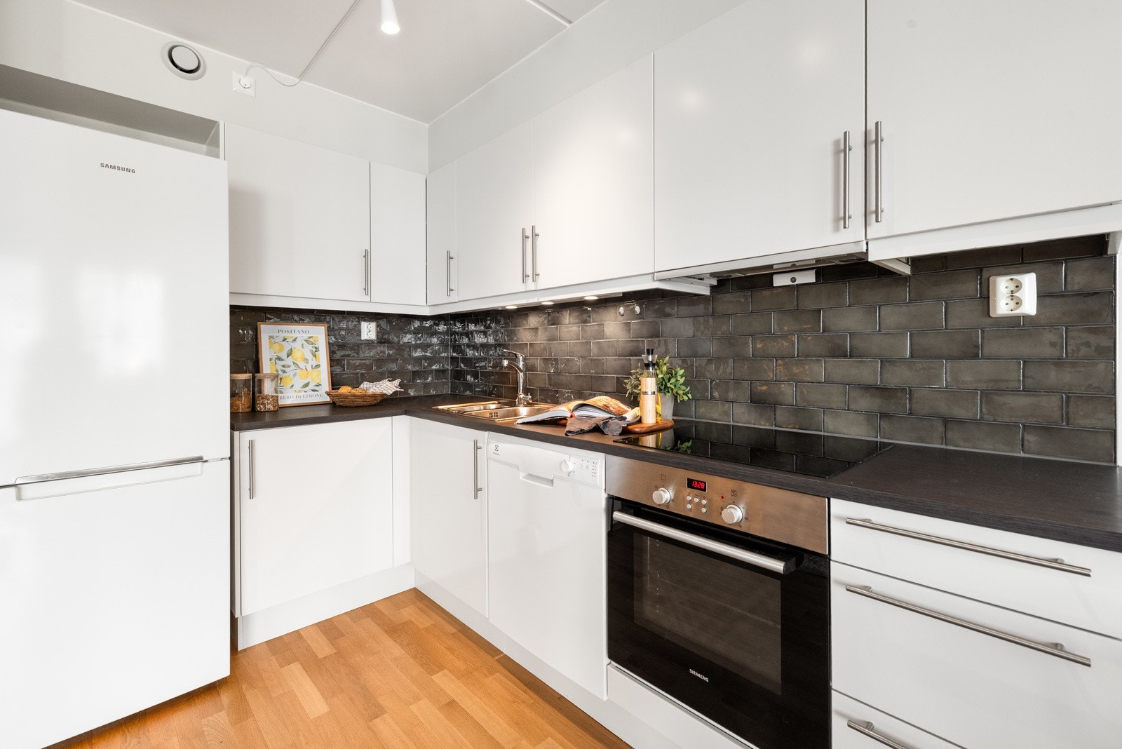 Nyøtral innredning. Alle hvitevarer i kjøkken medfølger Galleribilde