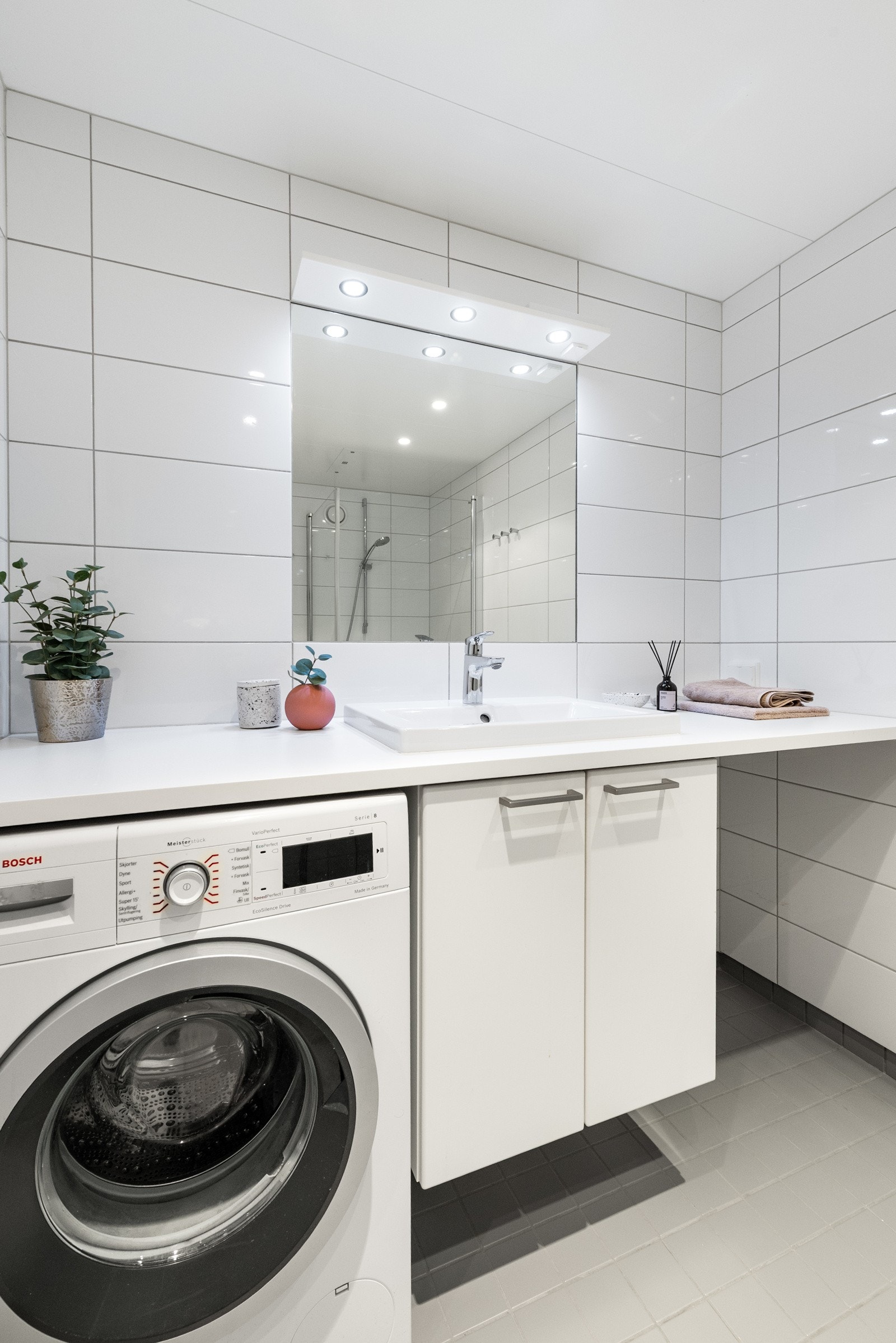 Flisalgt bad med gulvvarme Galleribilde