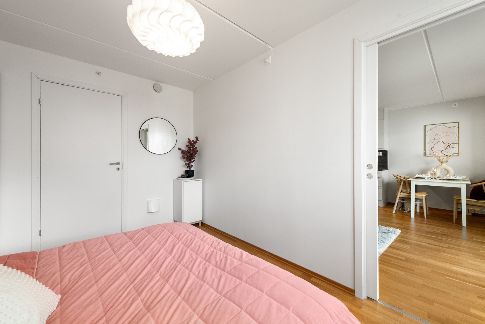 Innefor soverommet er det en bod Galleribilde