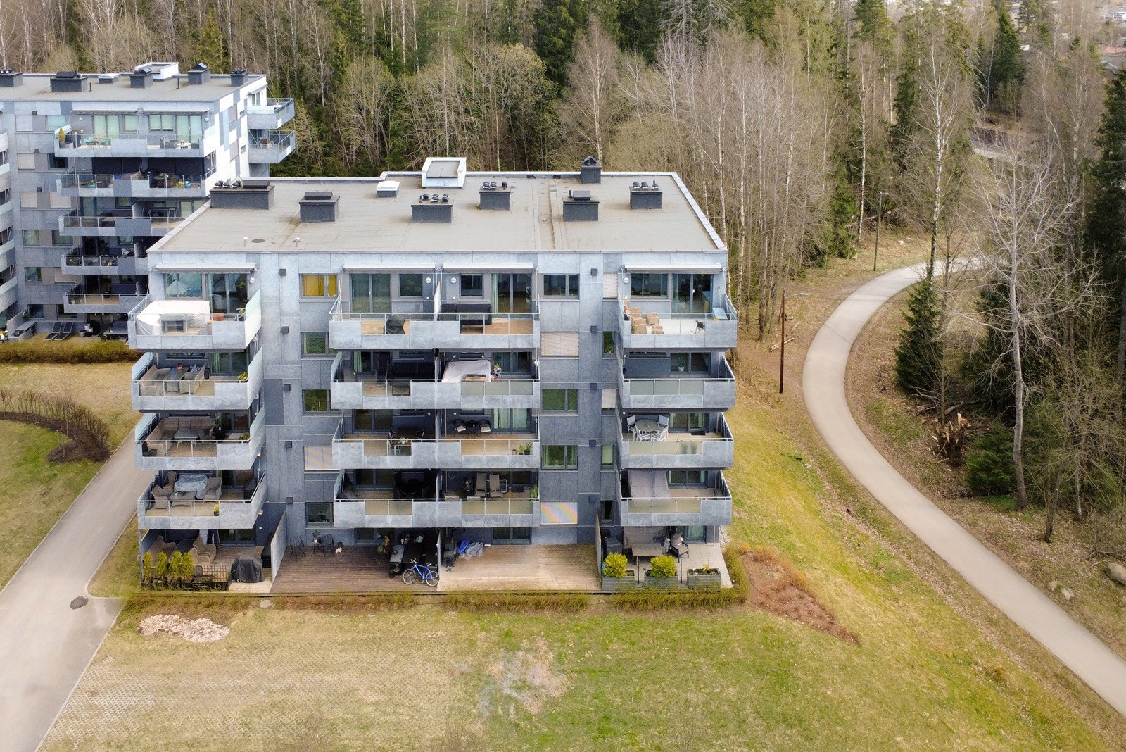 Midtskogen 2 ligger rett ved turvei med kort avstand til Finstadskogen/ Holstadmarka Galleribilde