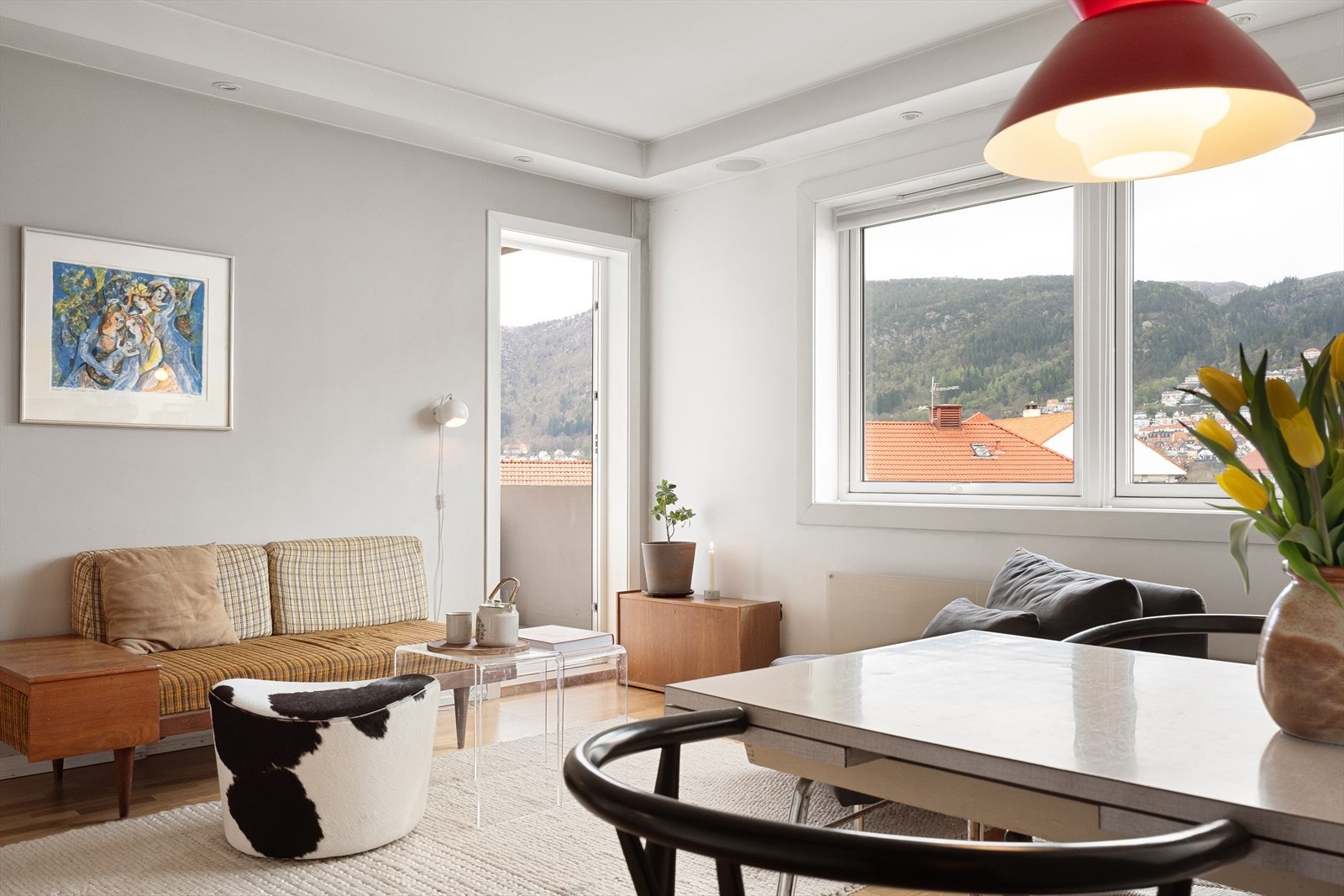 De store vinduene slipper inn rikelig med naturlig lys og åpner opp for en fin utsikt. Galleribilde