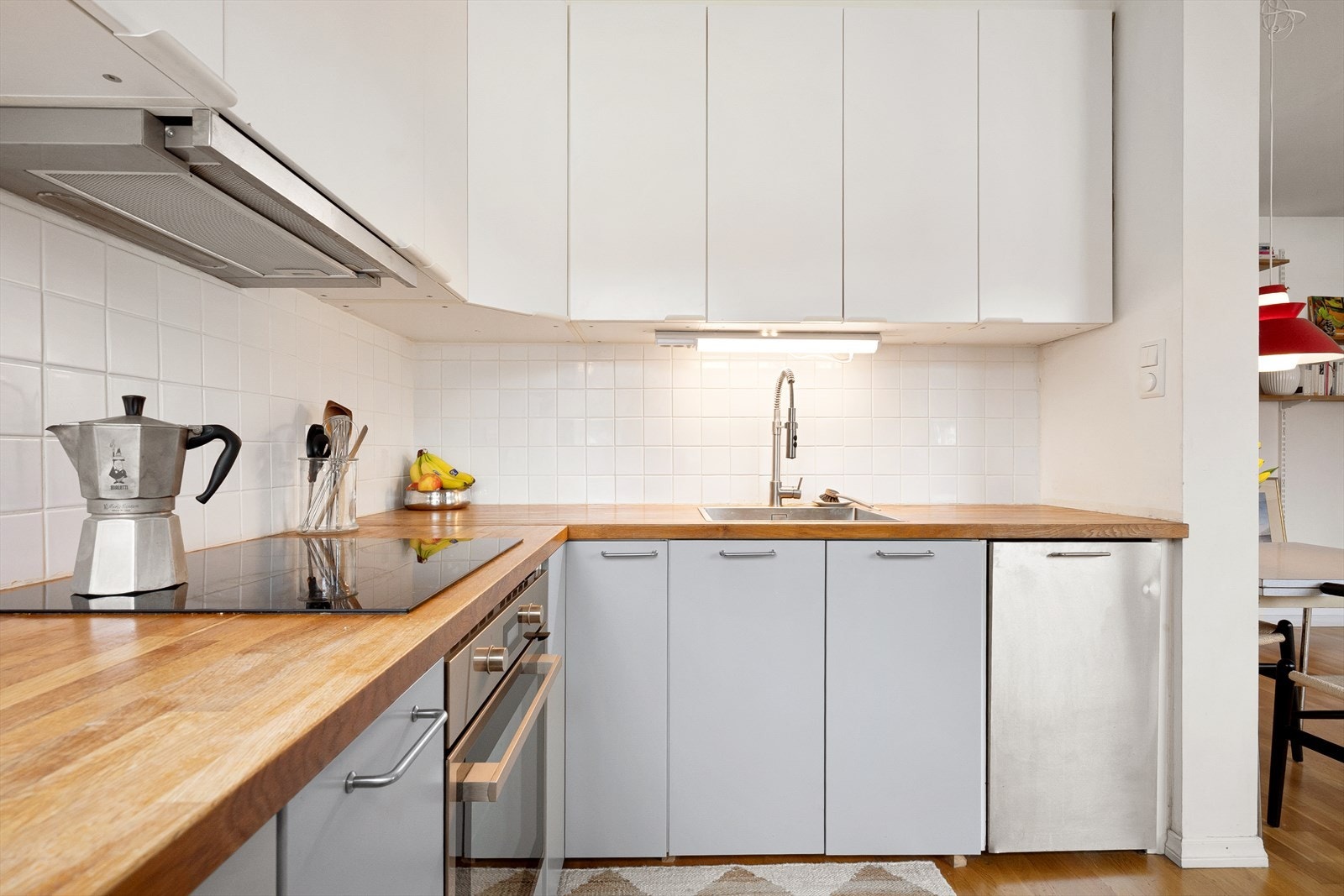 kjøkkeninnredning med slette fronter og benkeplate i heltre. Galleribilde