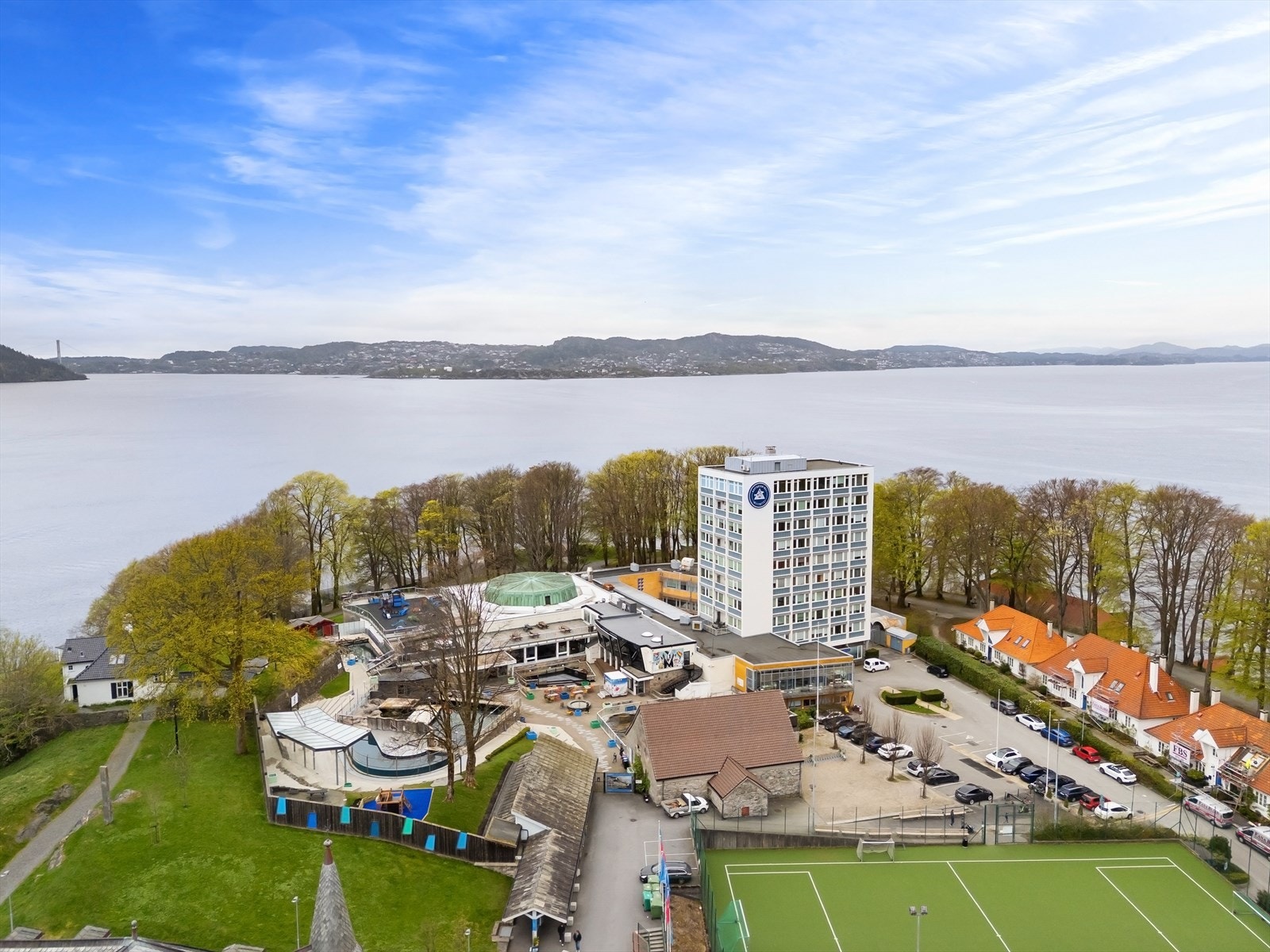 I nærområdet finner du kjente attraksjoner som Akvariet i Bergen og Nordnes Sjøbad. Galleribilde