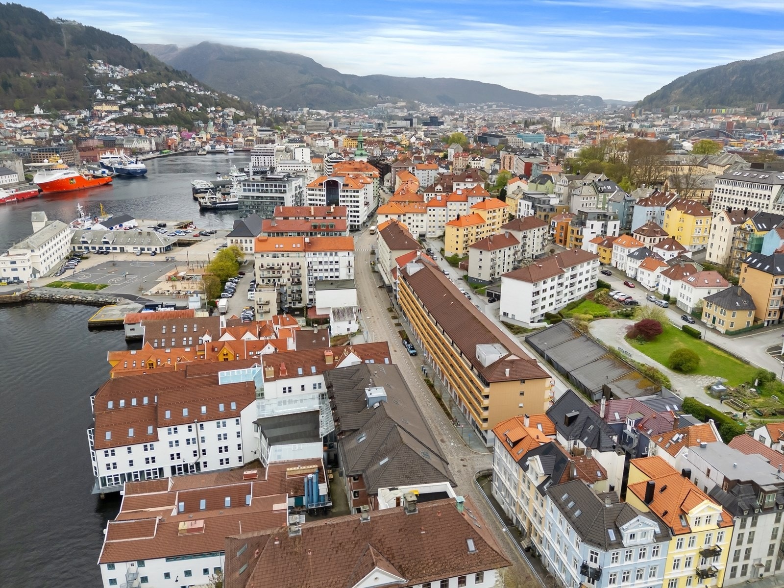 I tillegg er det kort vei til Strandgaten og USF Verftet, som byr på konserter, festivaler, utstillinger, uteservering og badeplass. Galleribilde