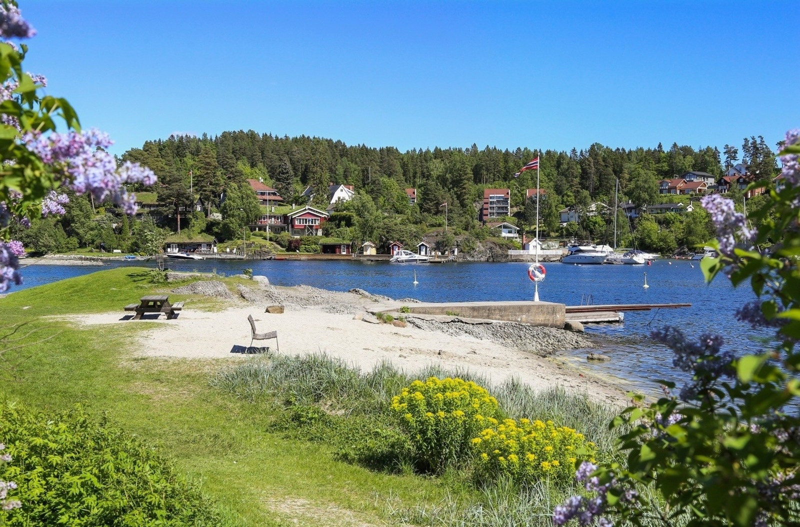 Idylliske "Bestemorstranda" med stupebrett og badebrygge Galleribilde