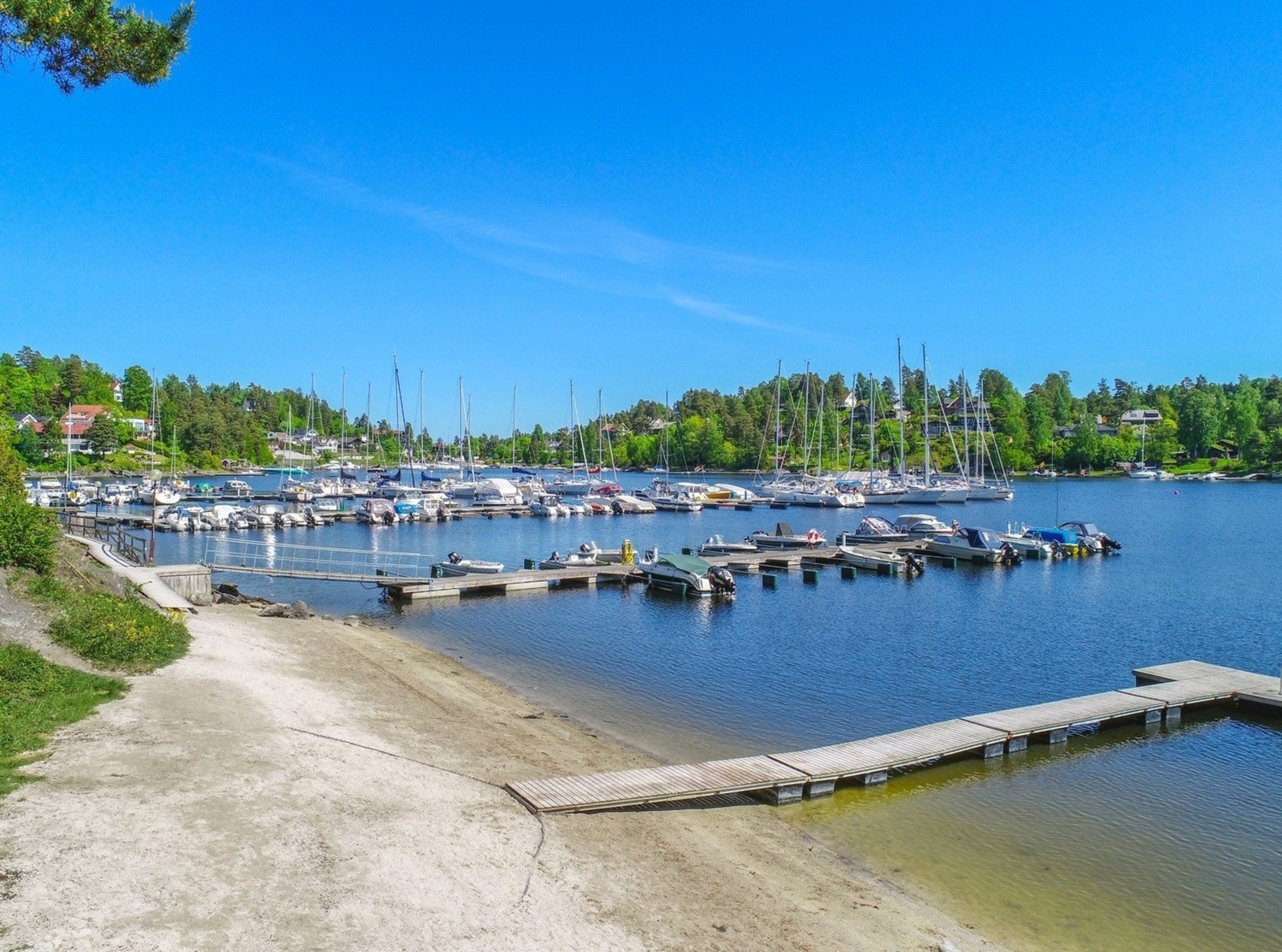 Kort gangvei til "Lille Hawaii" - en barnevennlig og populær sandstrand med badebrygge Galleribilde