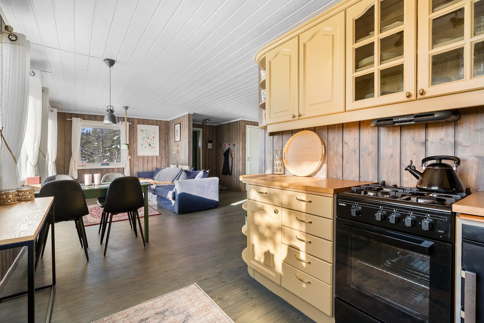 Kjøkkeninnredningen har profilerte fronter Galleribilde