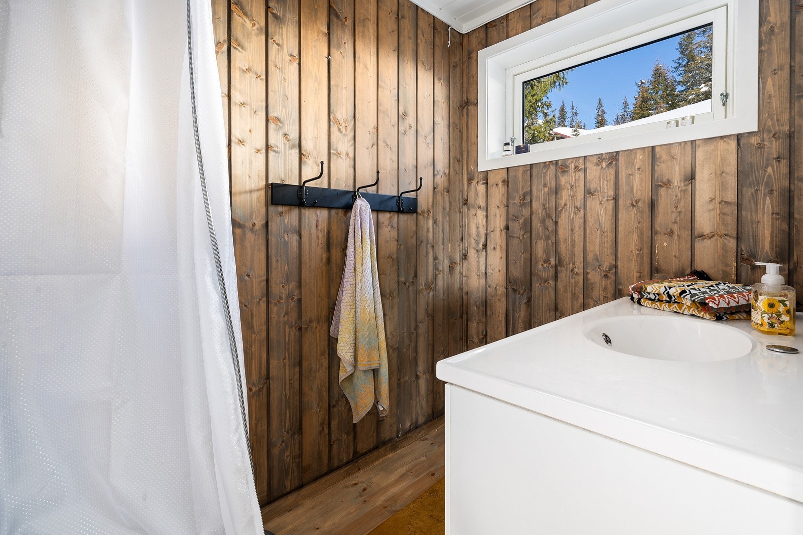 Bad har veggenhengt servantinnredning med dører Galleribilde