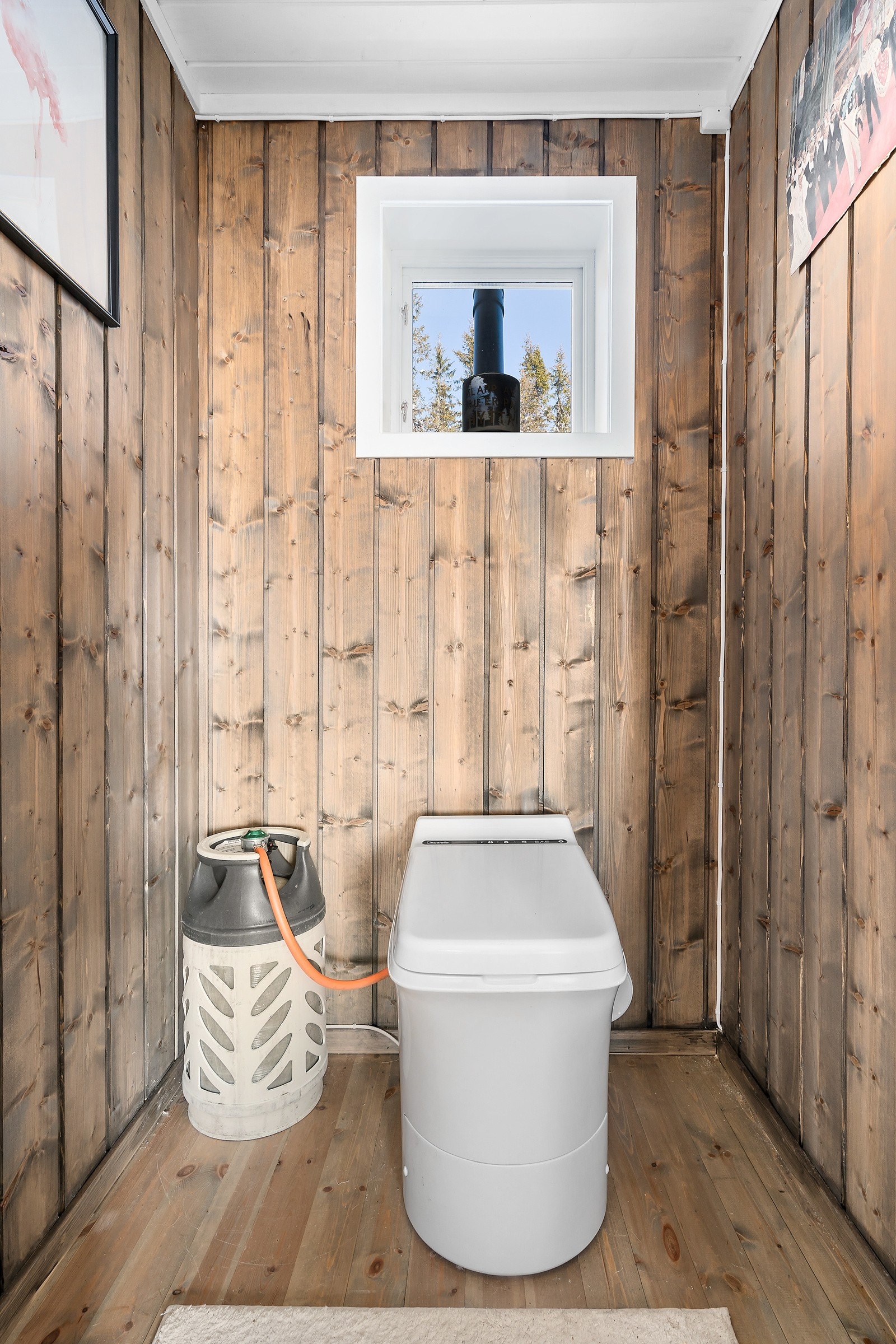 Toalettrommet har gulvstående toalett som er drevet med gass Galleribilde