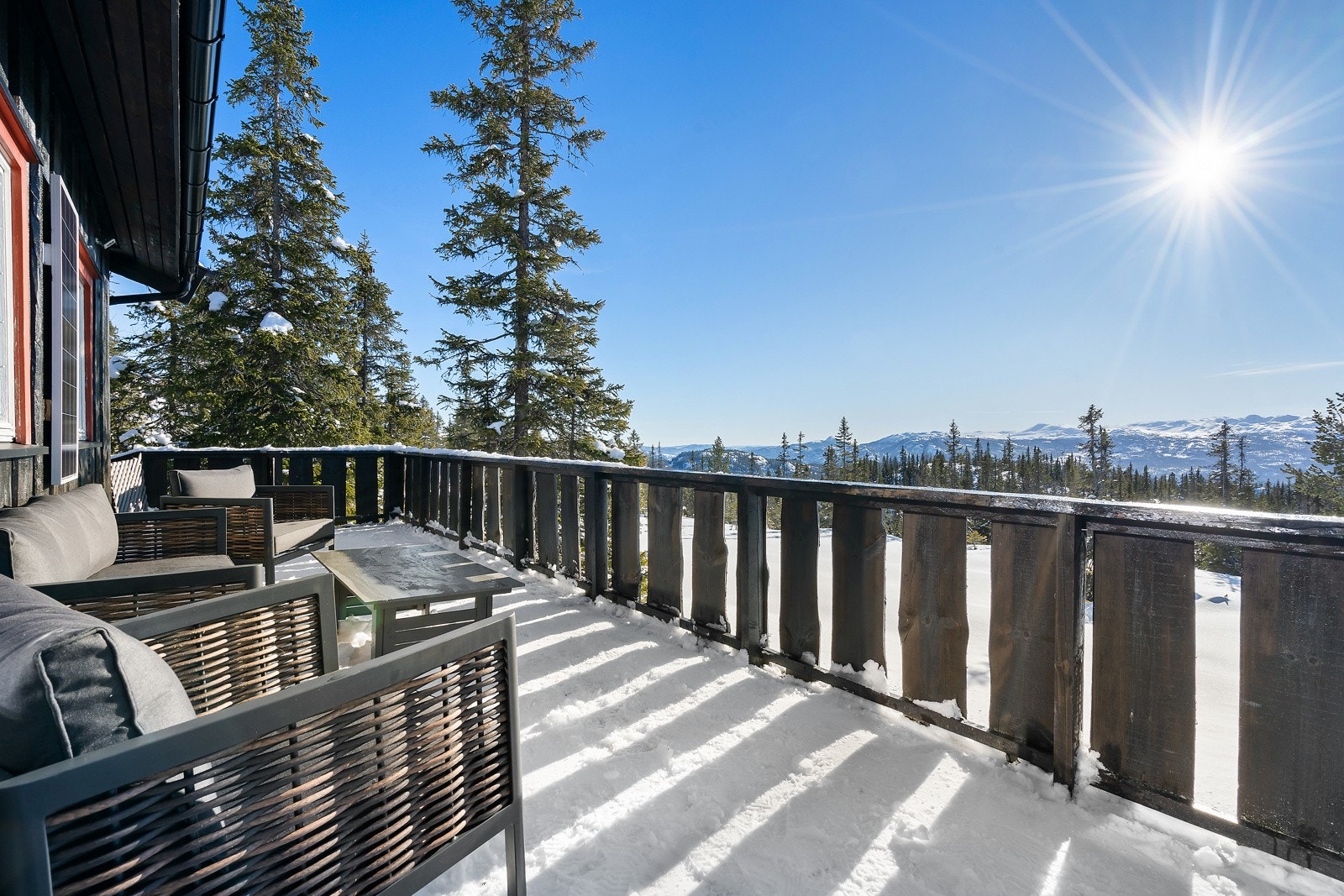 Fritidsboligen har en flott terrasse hvor utsikten mot Høgevarde kan nytes fra solveggen Galleribilde