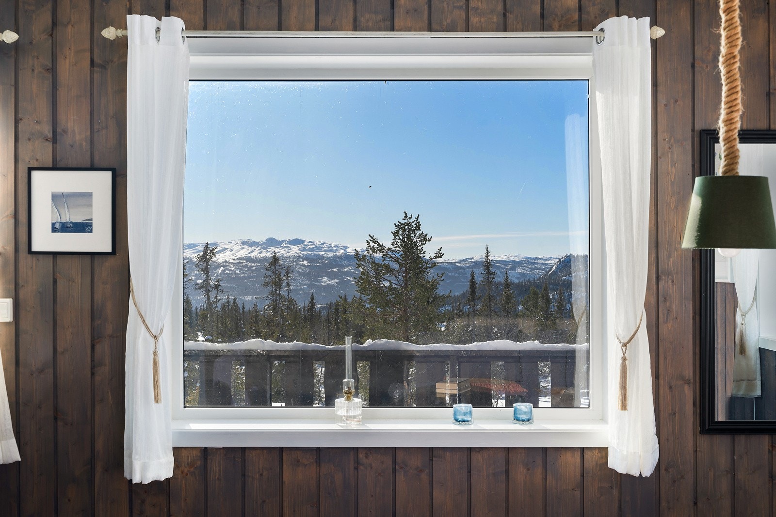 Flott utsikt ut over området med blant annet Høgevarde i bakgrunnen Galleribilde